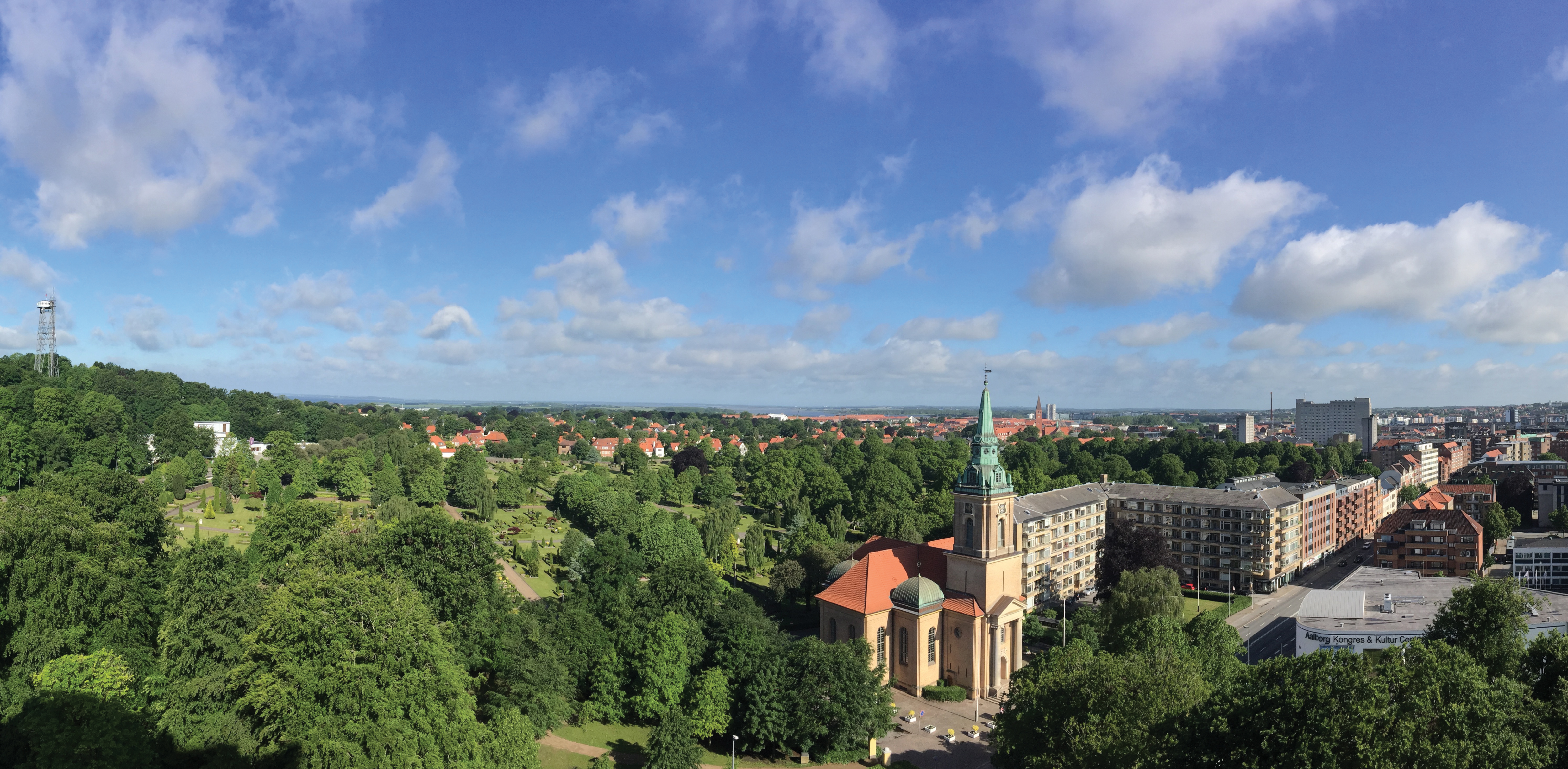 Almen Kirkegård og Aalborg by set fra luften