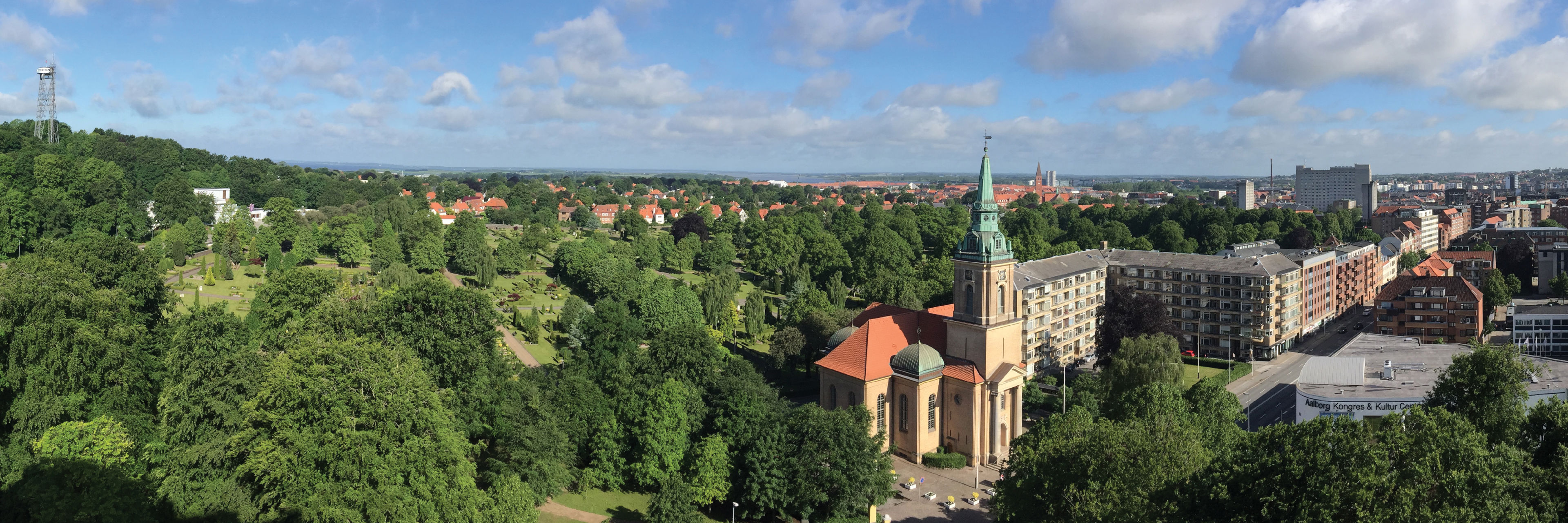Almen Kirkegård og Aalborg by set fra luften