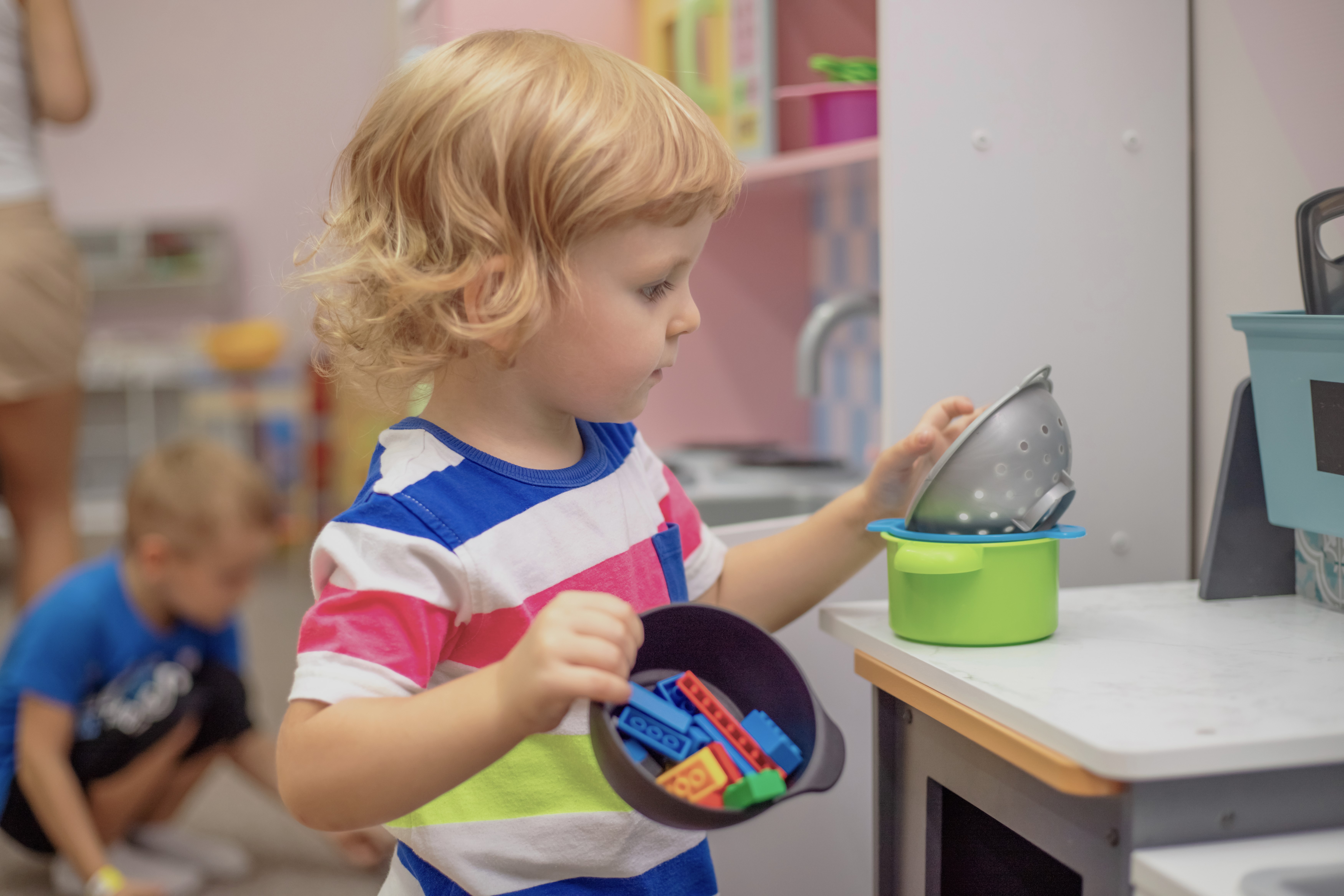 Lille pige der leger