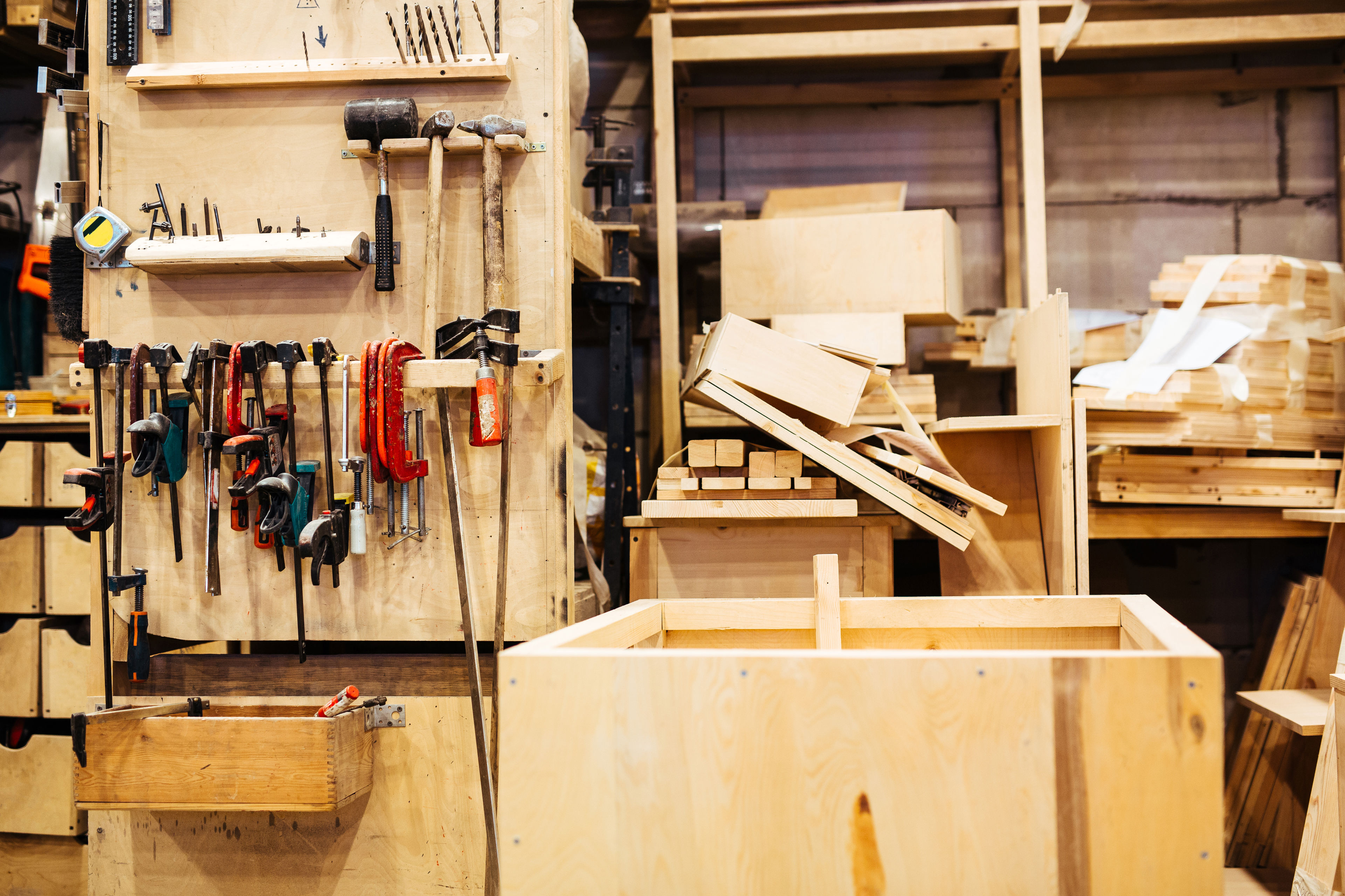Værksted med værktøj hængende på væggen