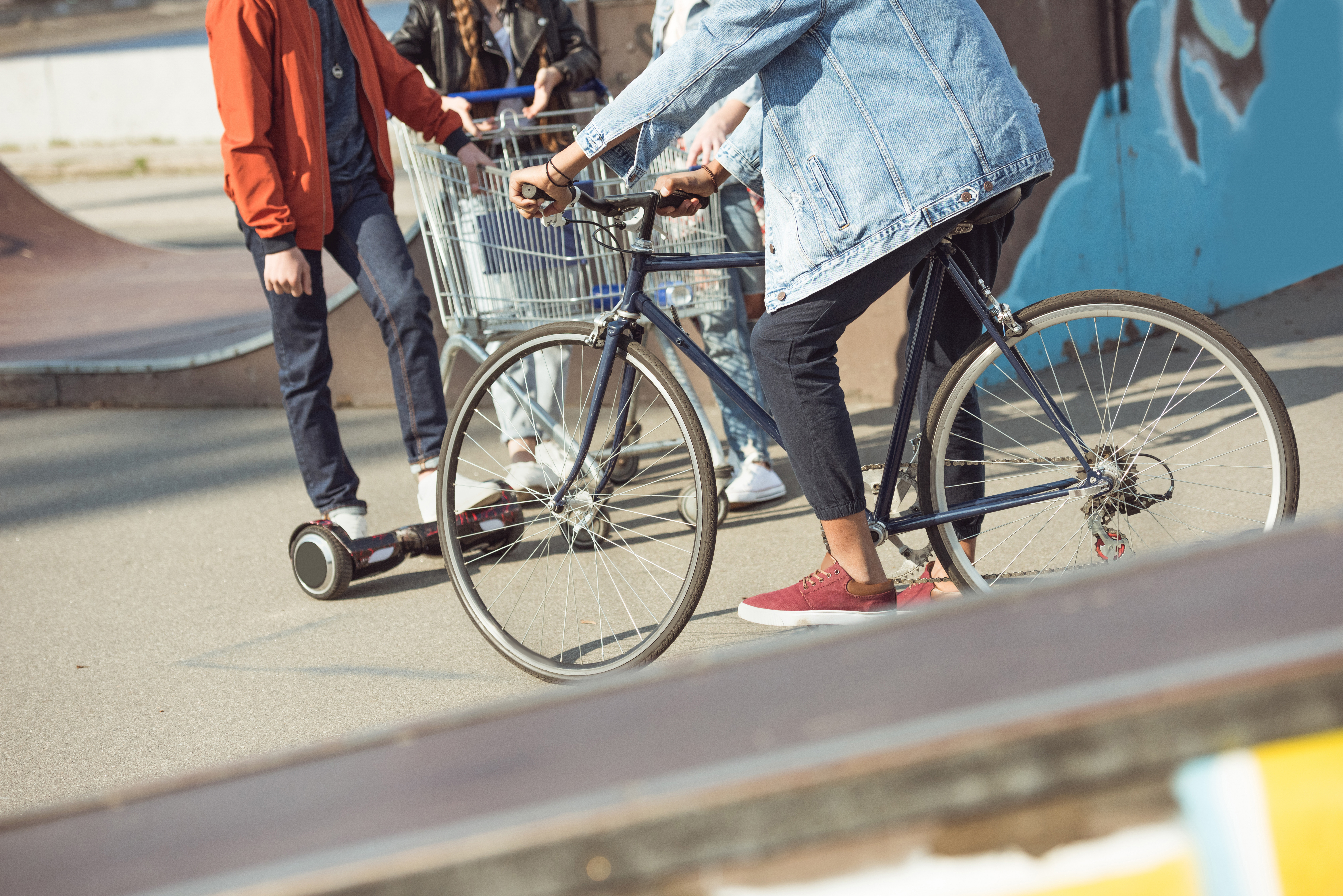 Ung mand på en mørkeblå cykel.