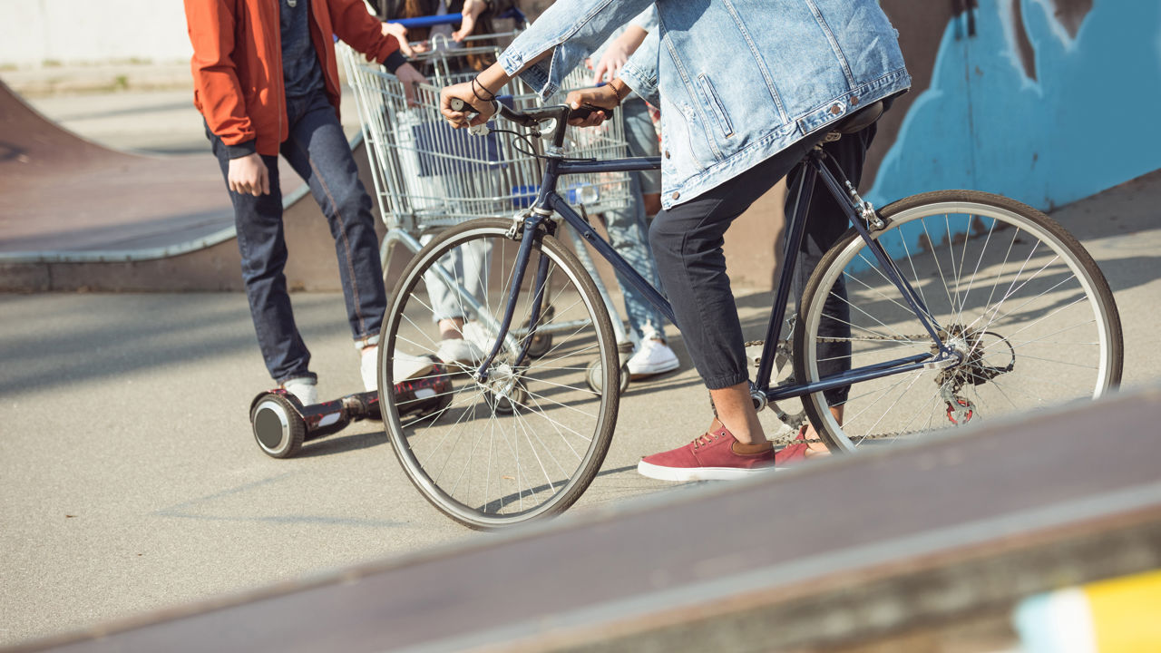 Ung mand på en mørkeblå cykel.