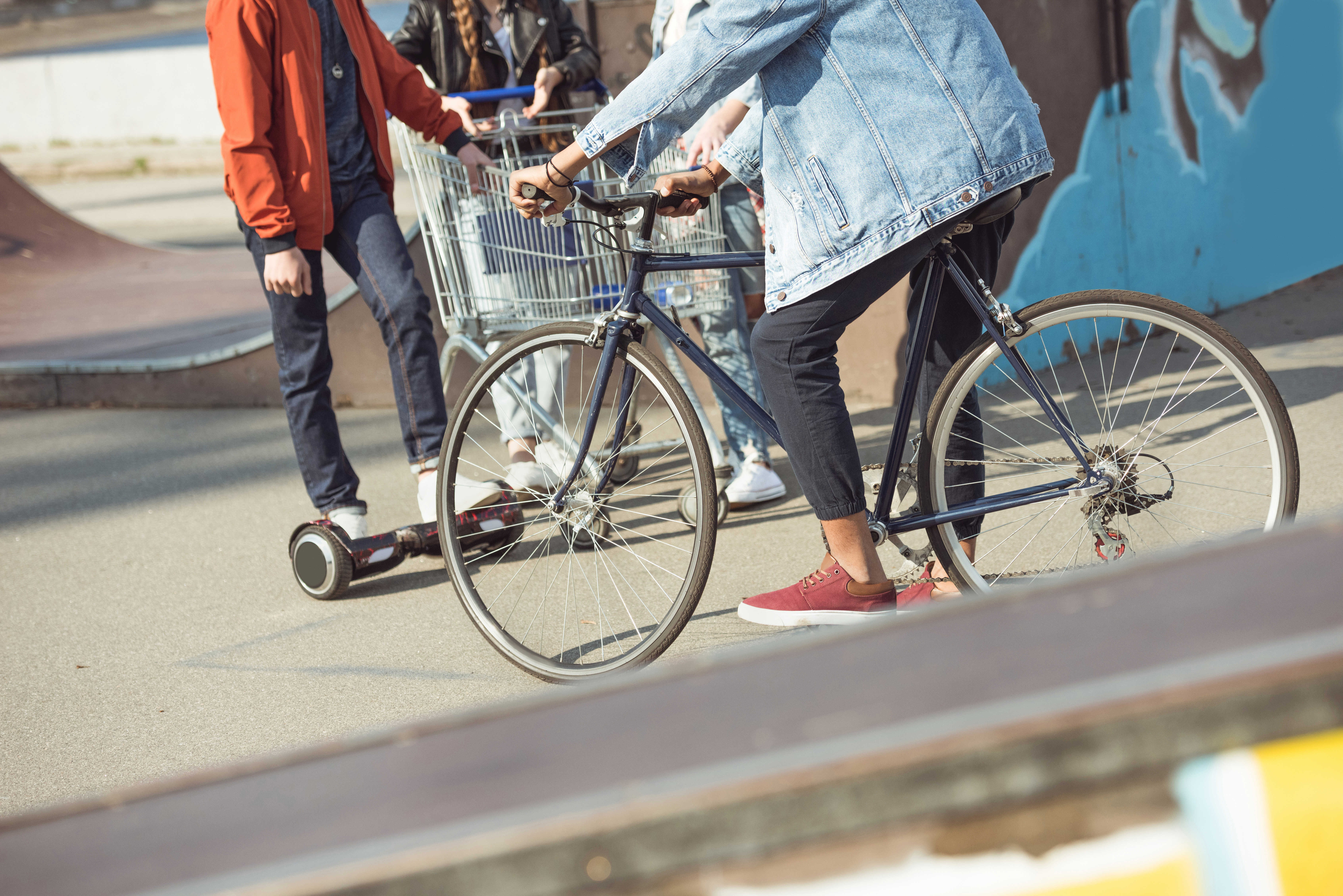 Ung mand på en mørkeblå cykel.