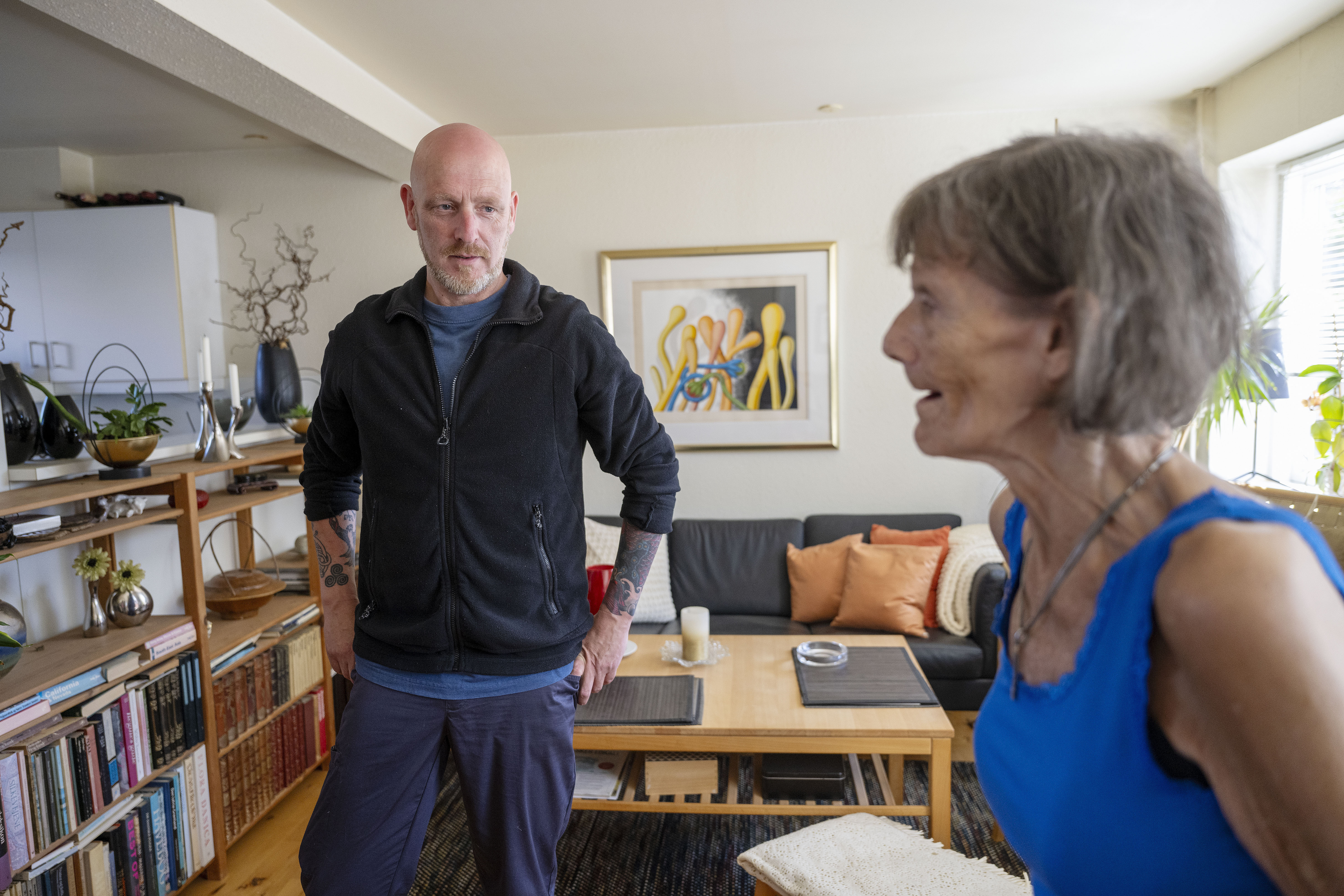 medarbejder hjemme hos ældre kvinde