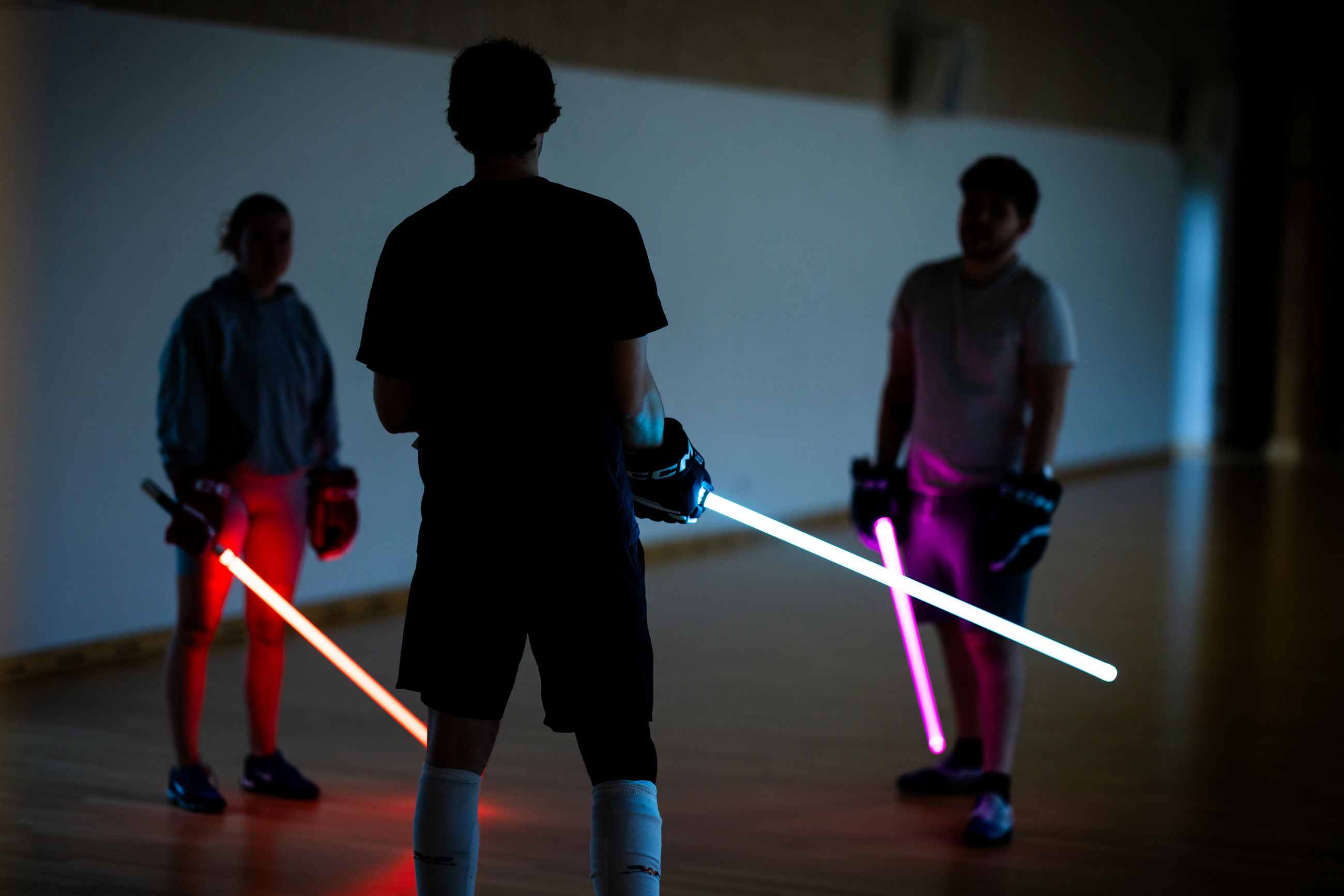 Personer der kæmper med lyssværd