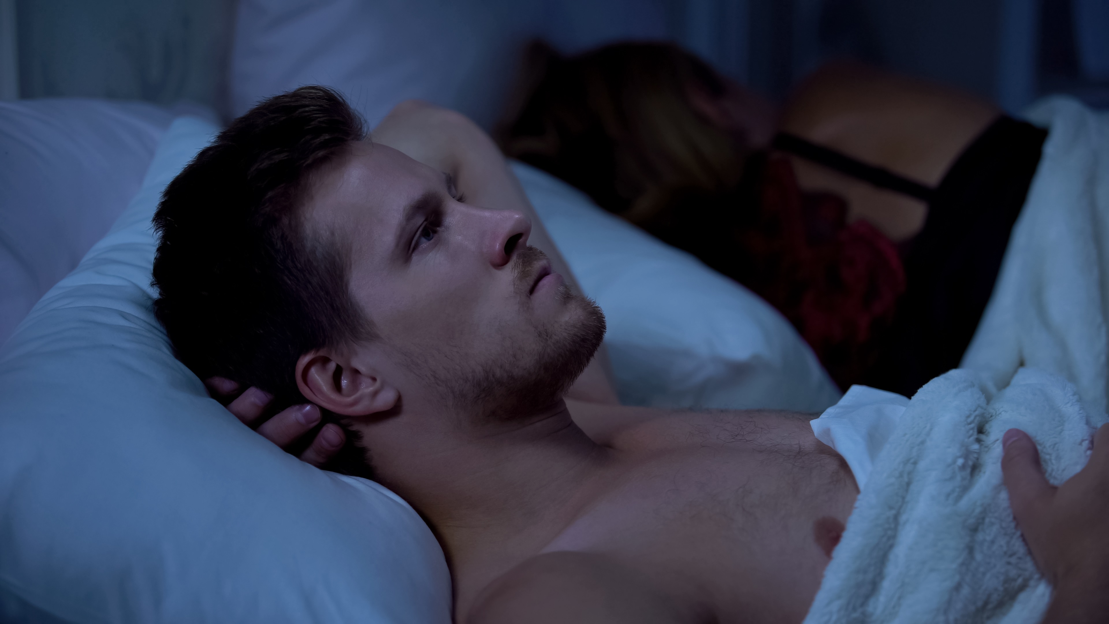 Mand ligger vågen i seng