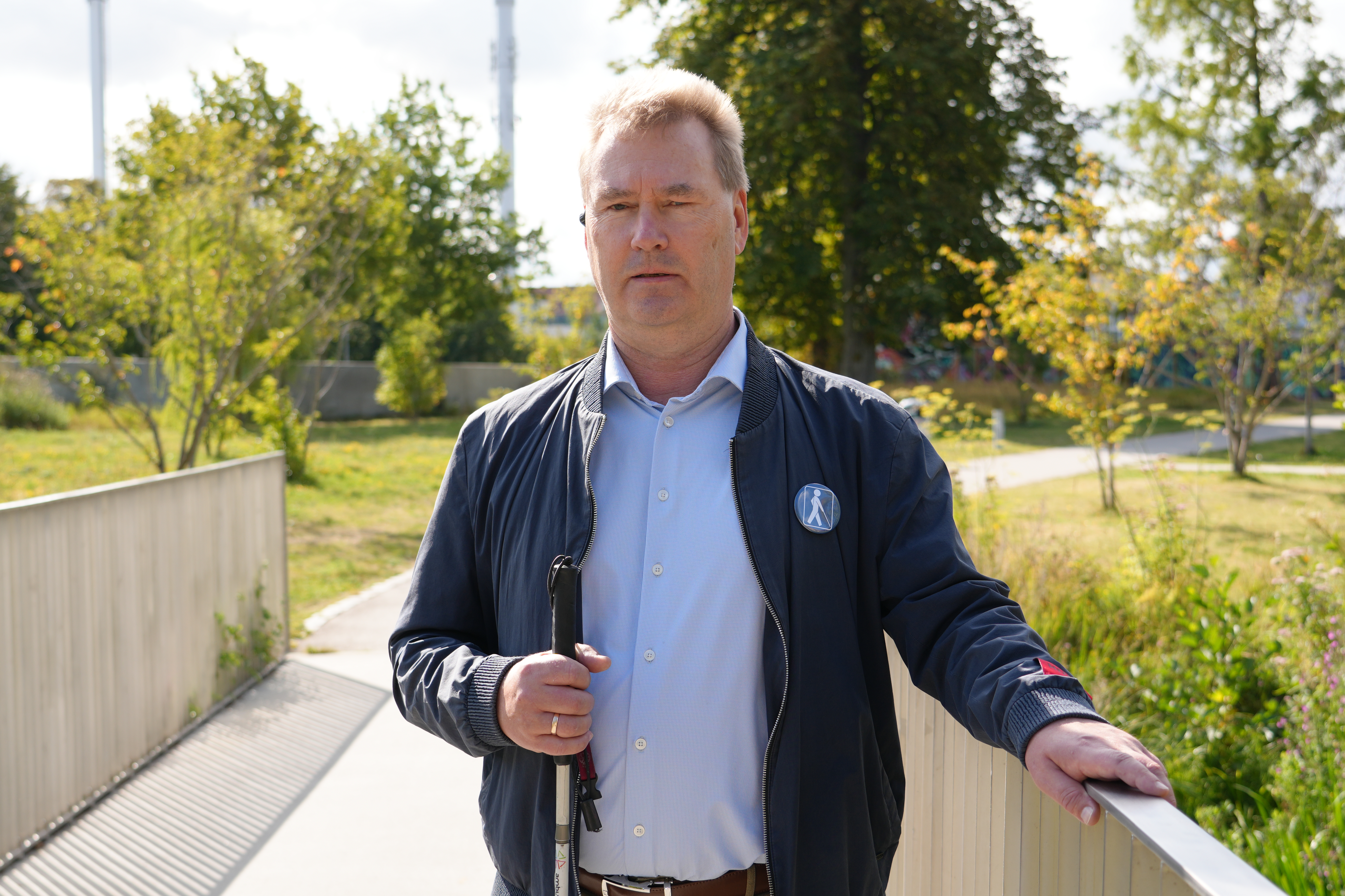 Torben Frederiksen på broen i Karolinelund. Han står med den en hånd på gelænderet og kigger ind i kameraet
