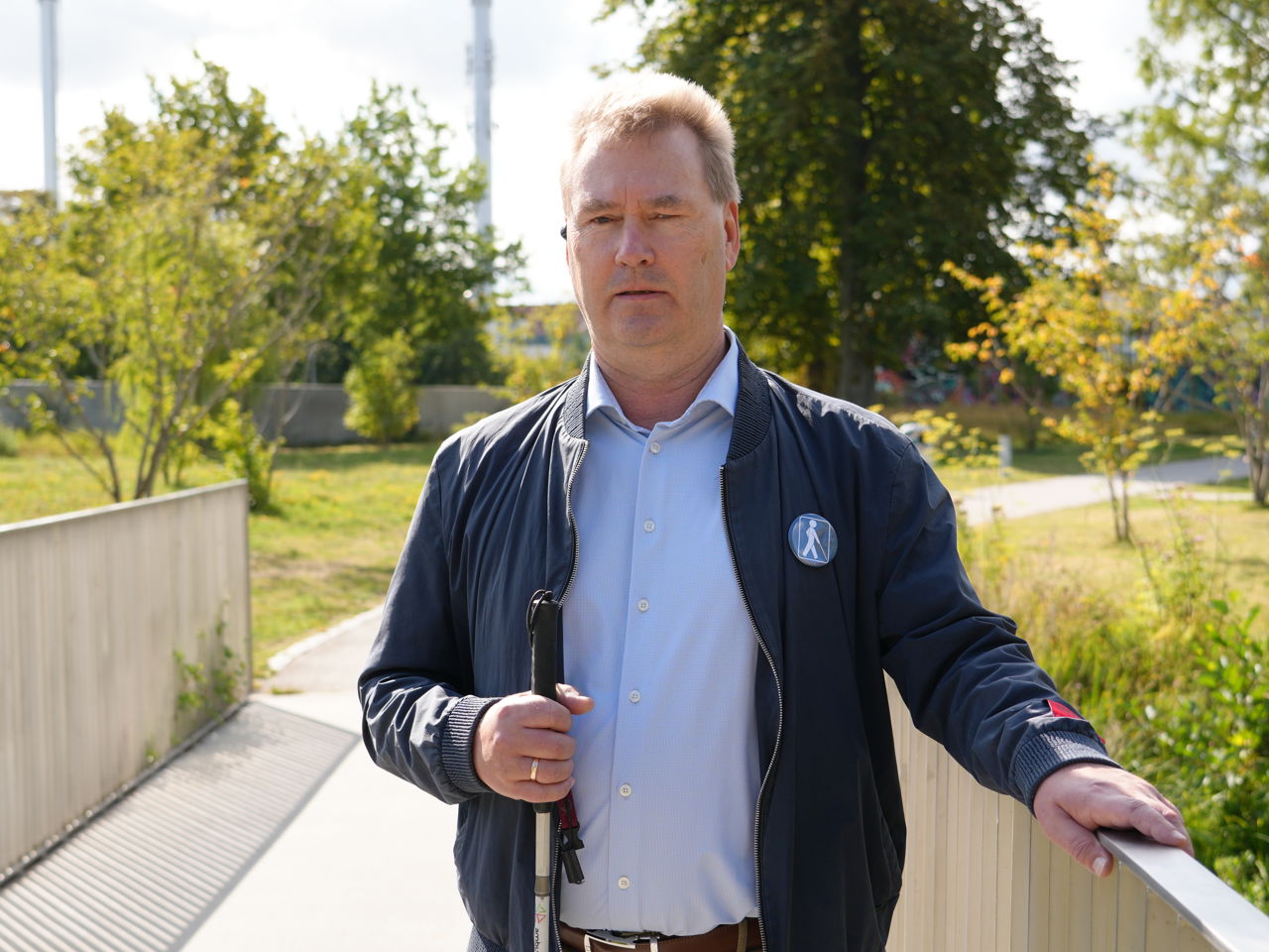Torben Frederiksen på broen i Karolinelund. Han står med den en hånd på gelænderet og kigger ind i kameraet