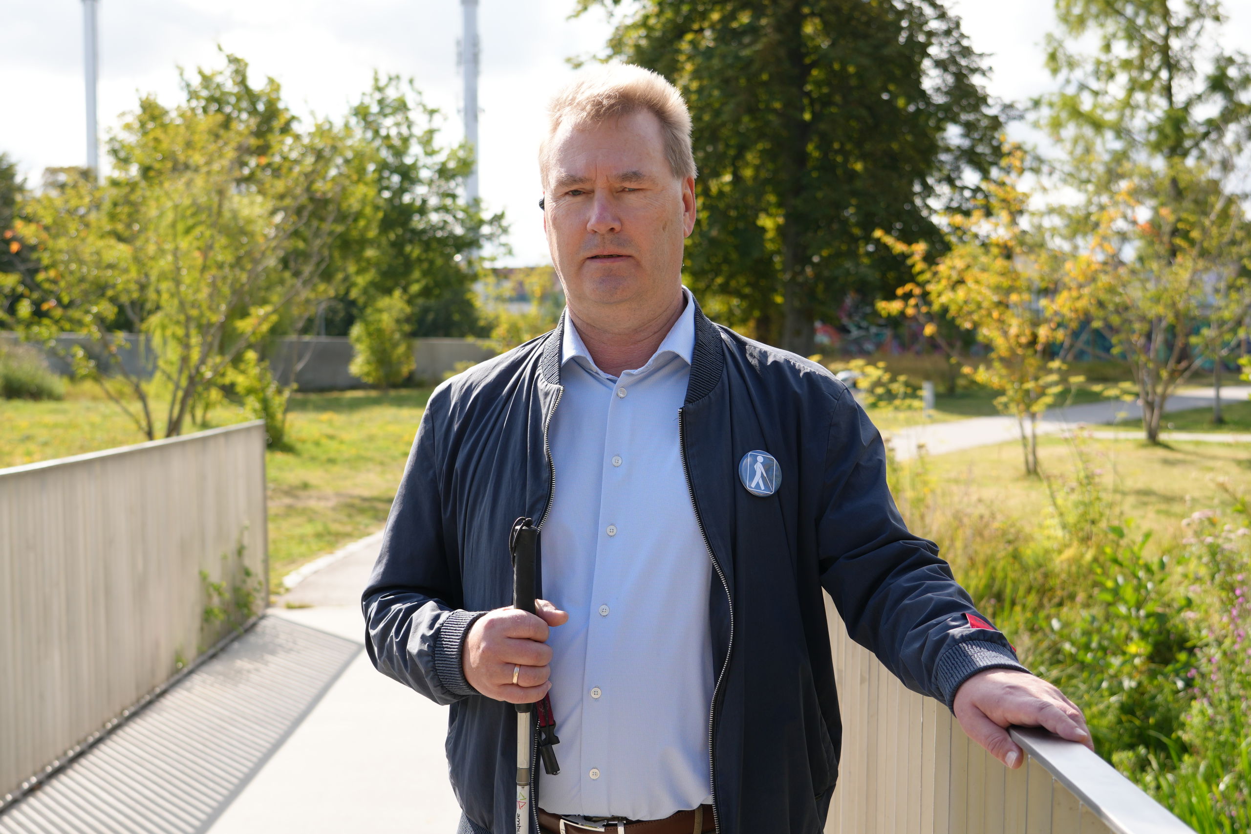 Torben Frederiksen på broen i Karolinelund. Han står med den en hånd på gelænderet og kigger ind i kameraet