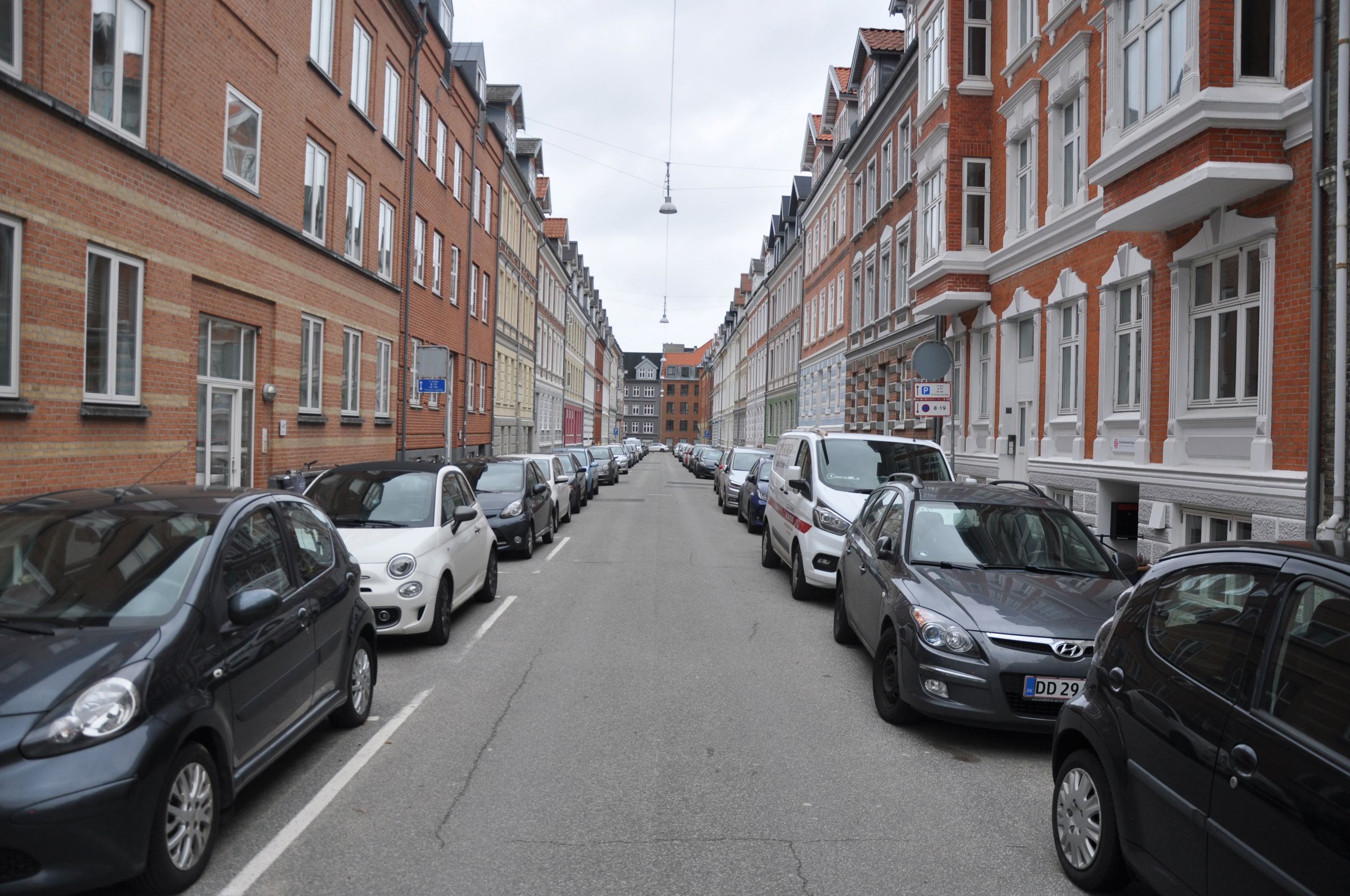 Kantstensparkerede biler i midtbyen