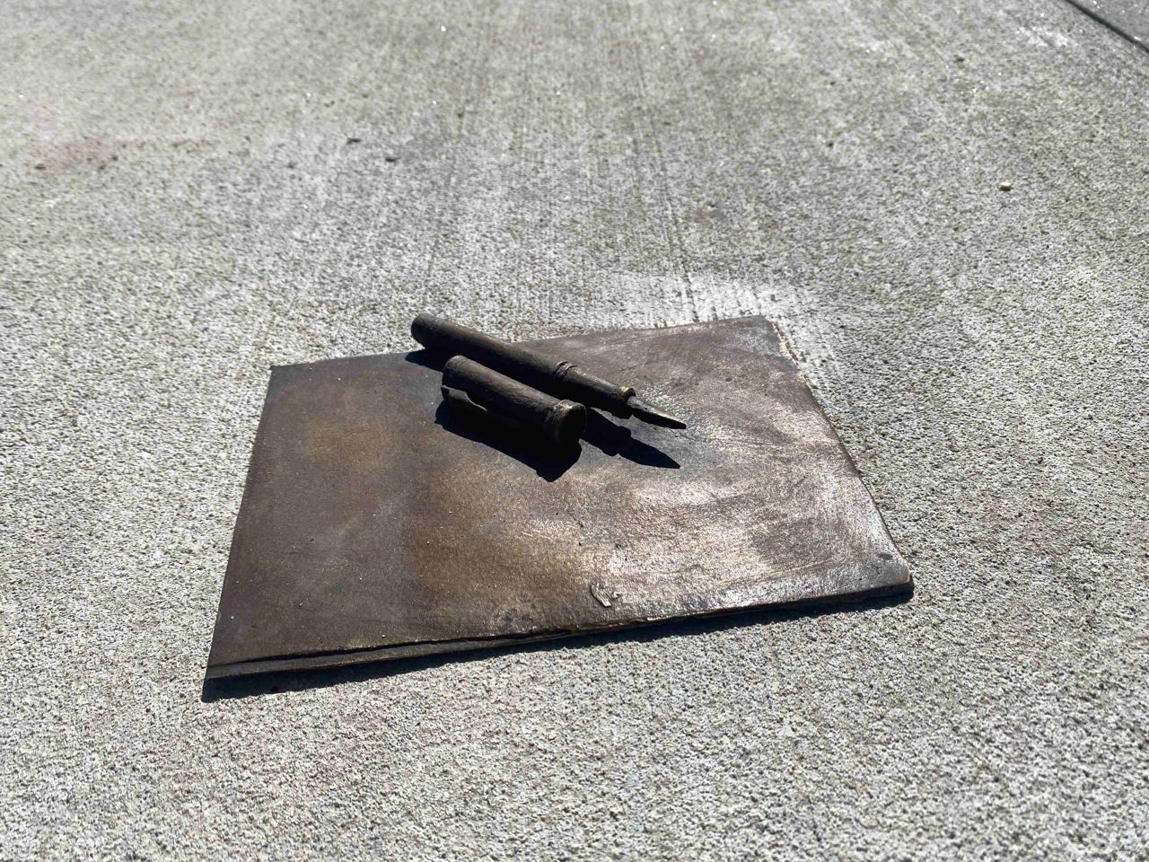 Messingfigur af pen og papir