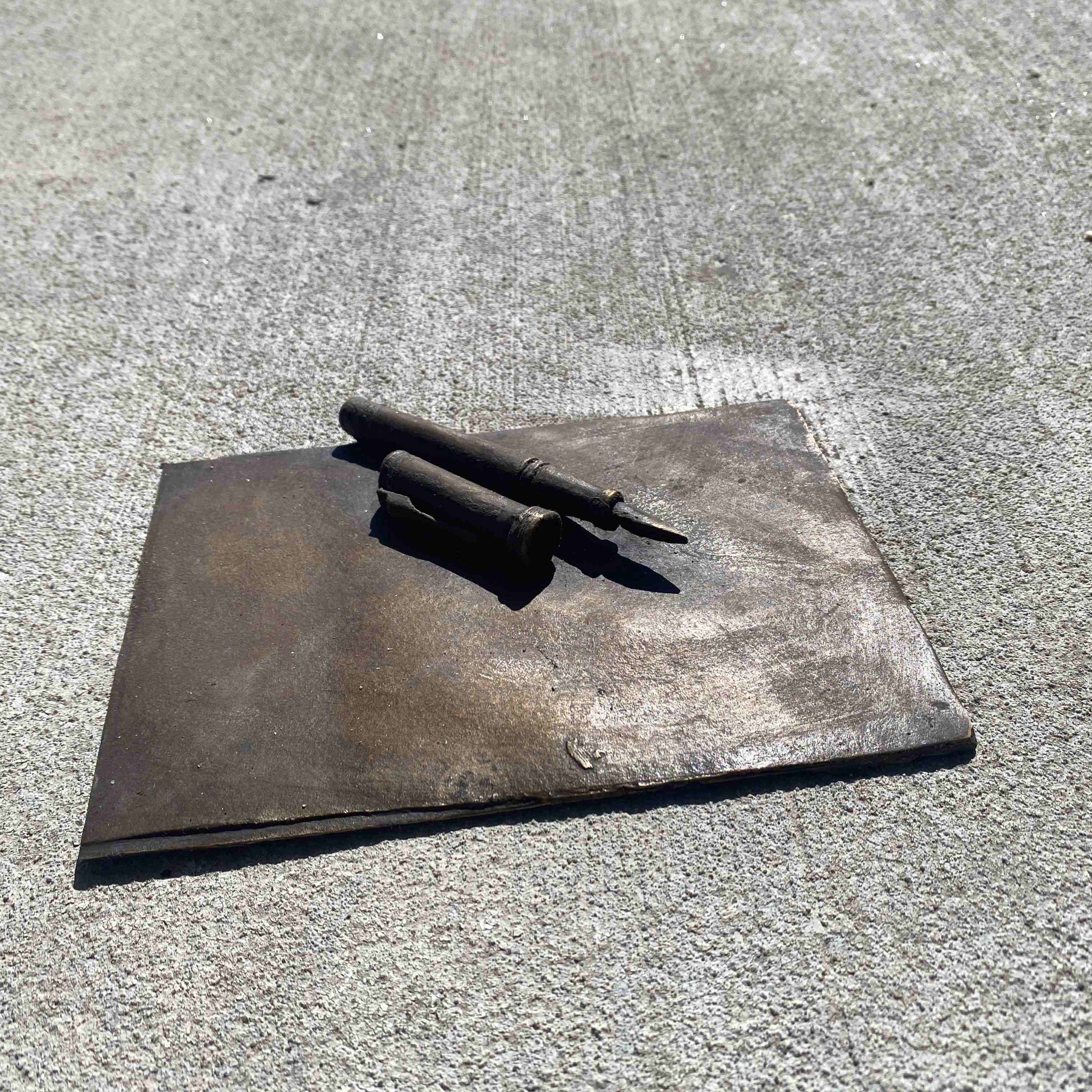 Messingfigur af pen og papir