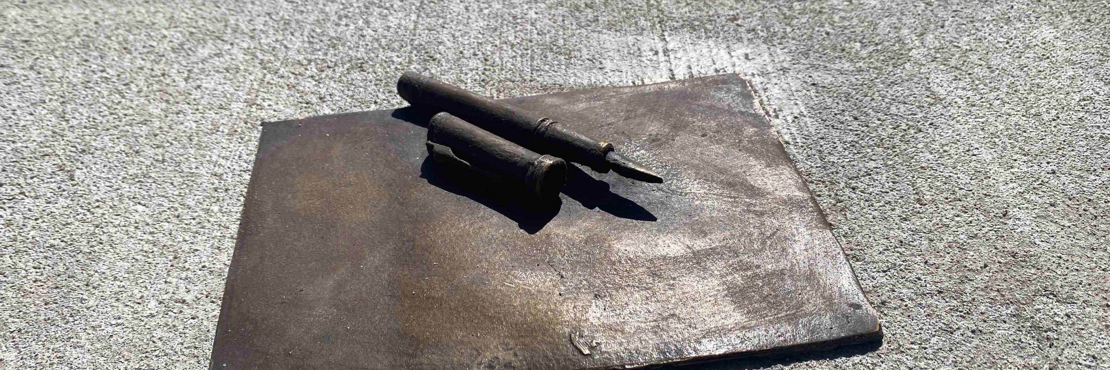 Messingfigur af pen og papir