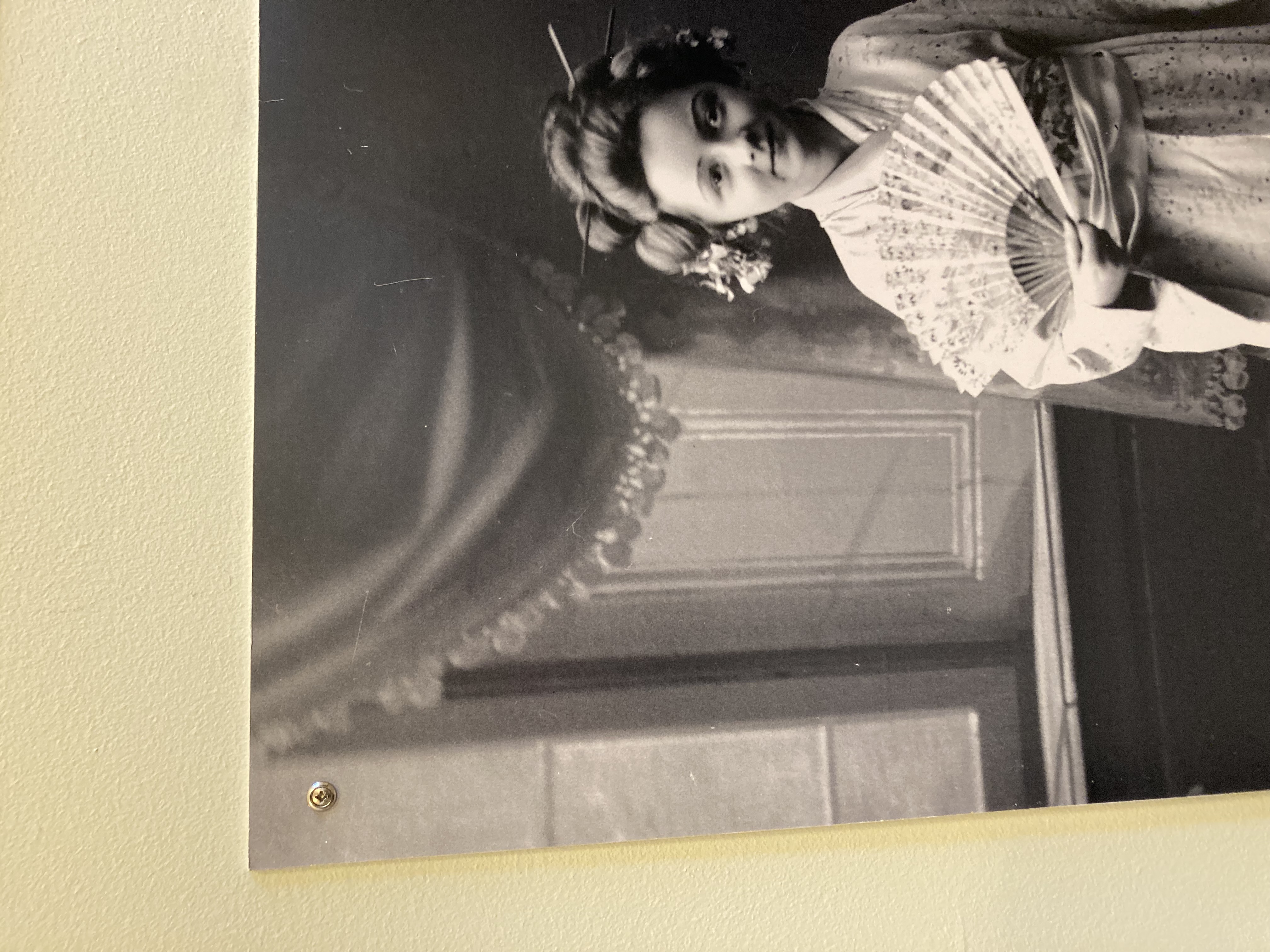 Gammel sort/hvid billede af ung pige i japansk kostume fra 1916.