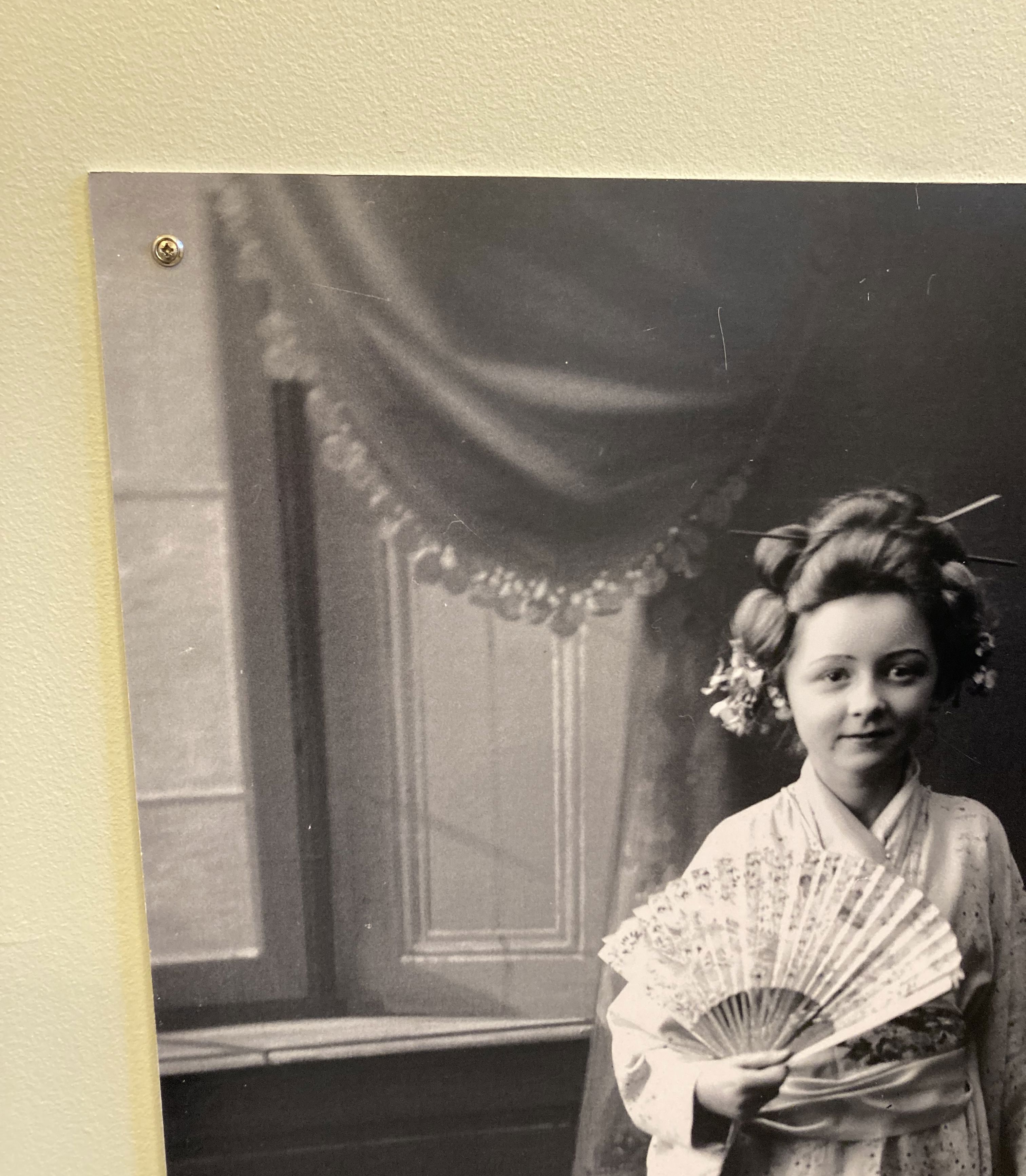 Gammel sort/hvid billede af ung pige i japansk kostume fra 1916.