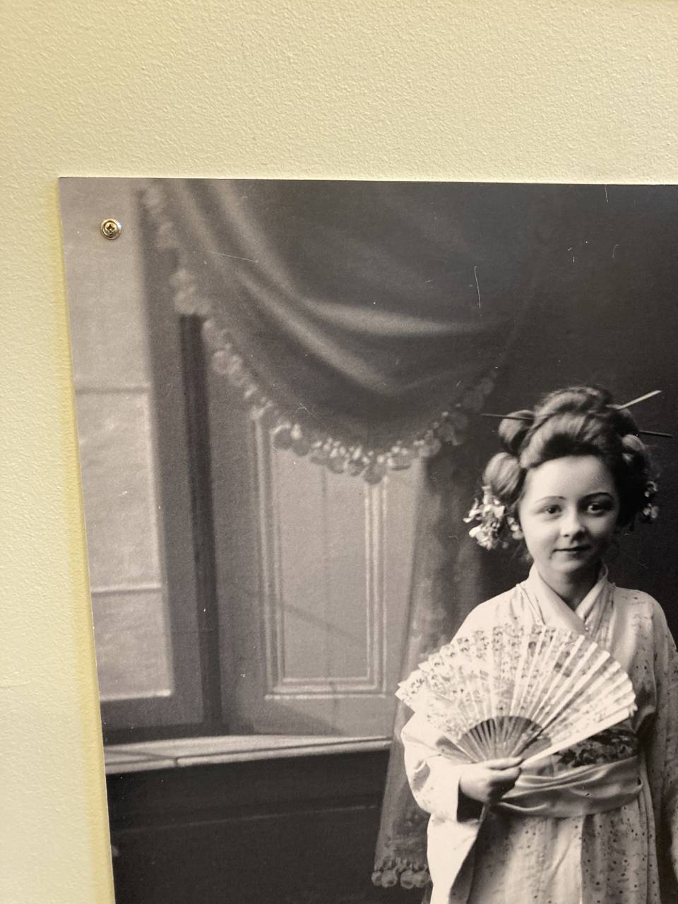 Gammel sort/hvid billede af ung pige i japansk kostume fra 1916.