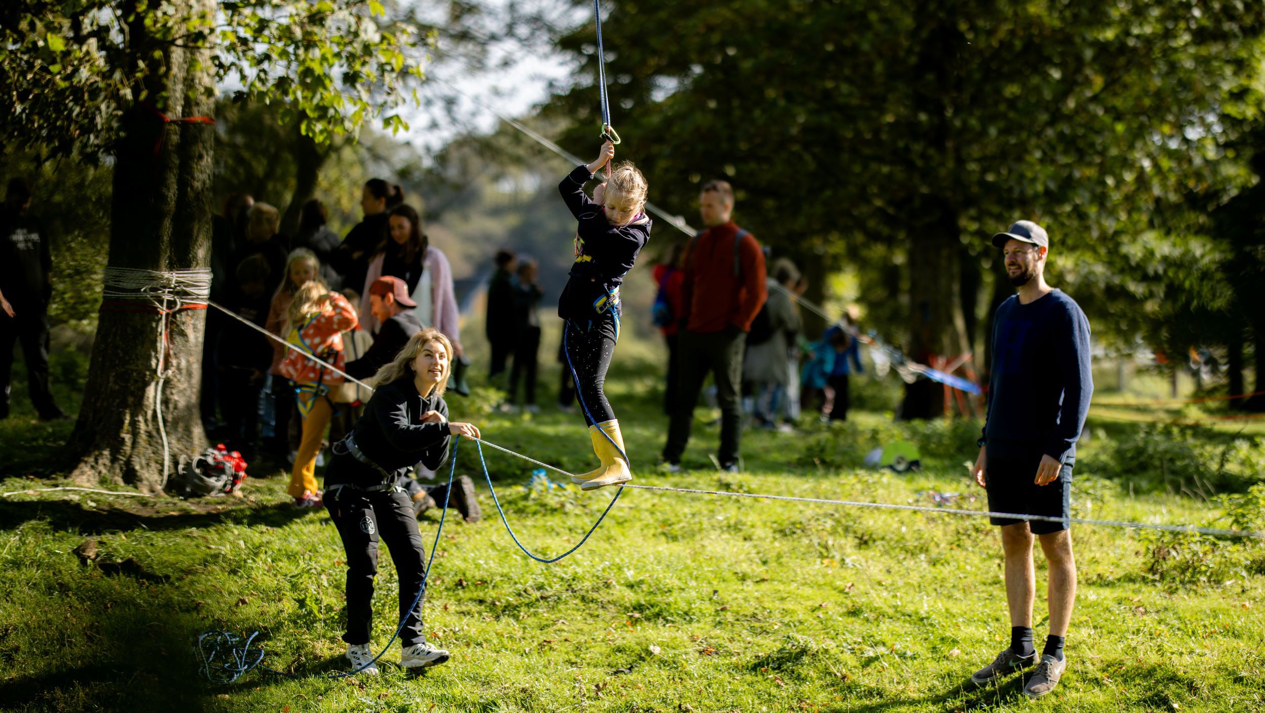 Børn, der balancerer på line