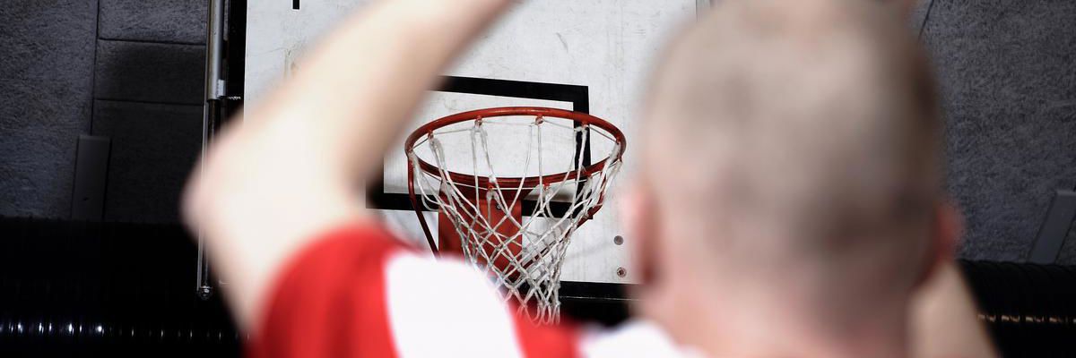 Person der spiller basketball
