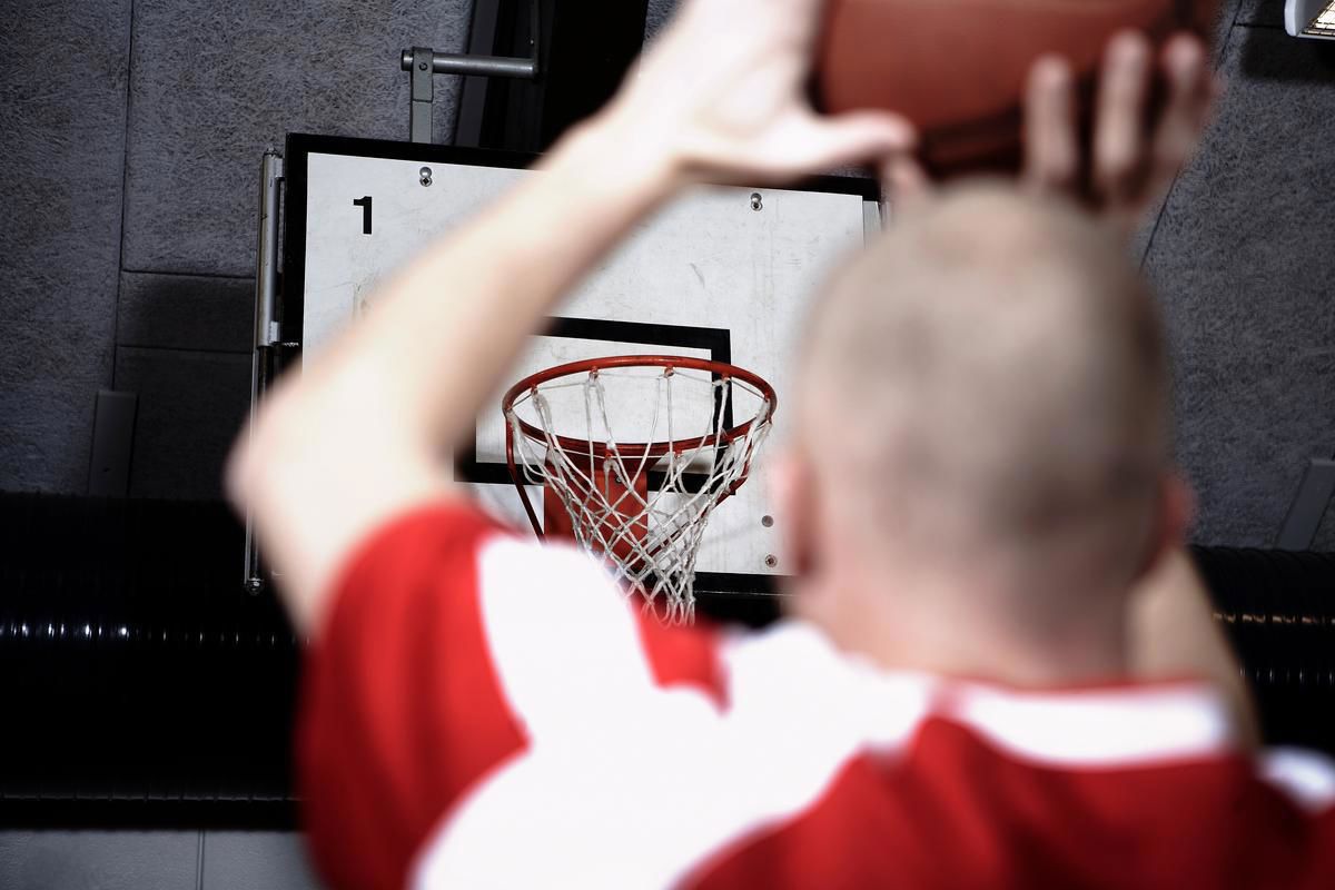 Person der spiller basketball