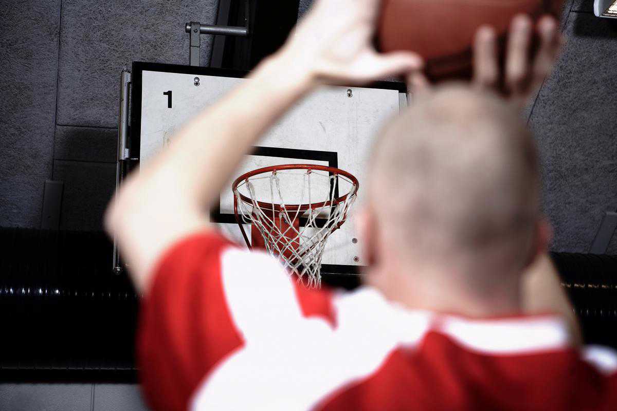 Person der spiller basketball