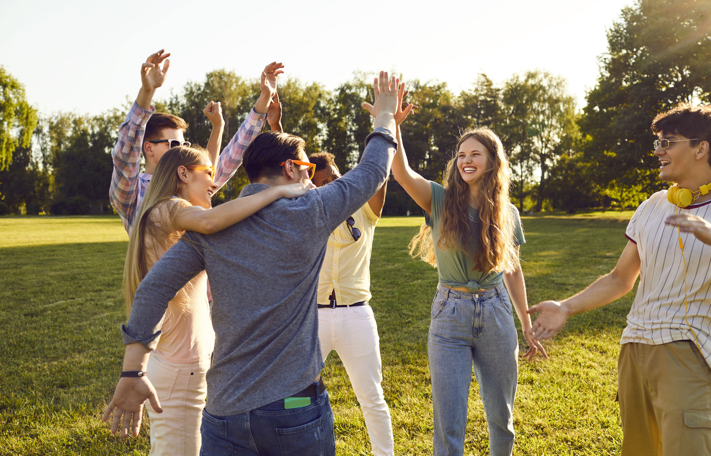 Gruppe mennesker giver hinanden highfive