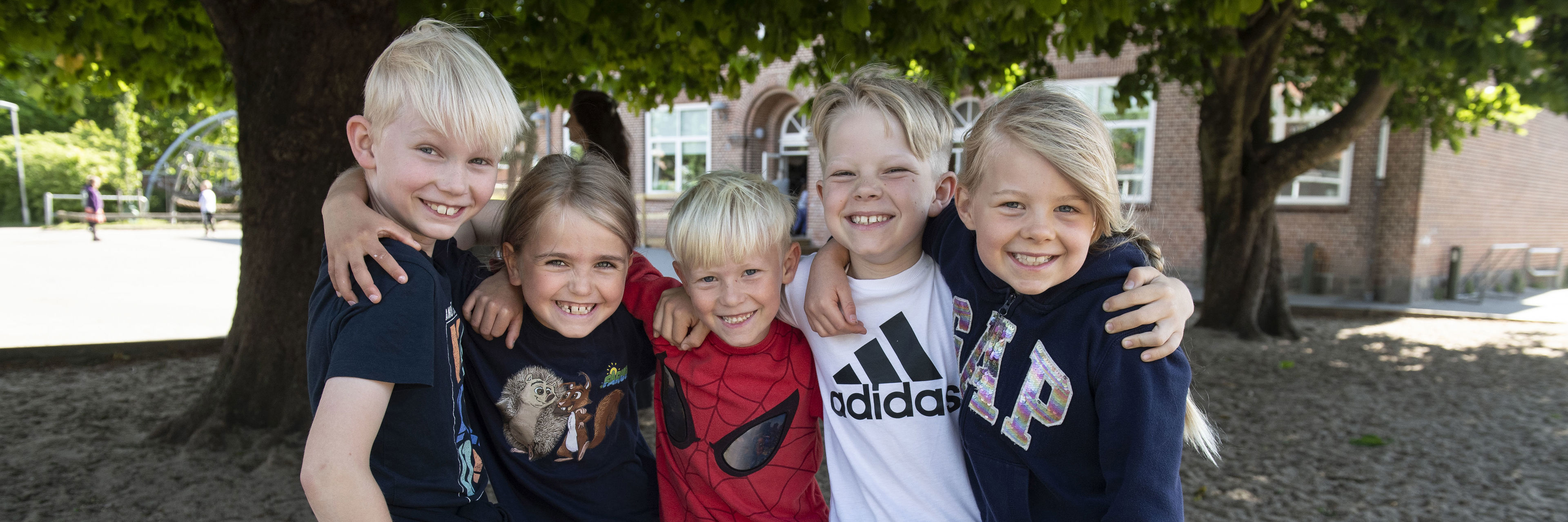 Børn der står sammen i skolegården