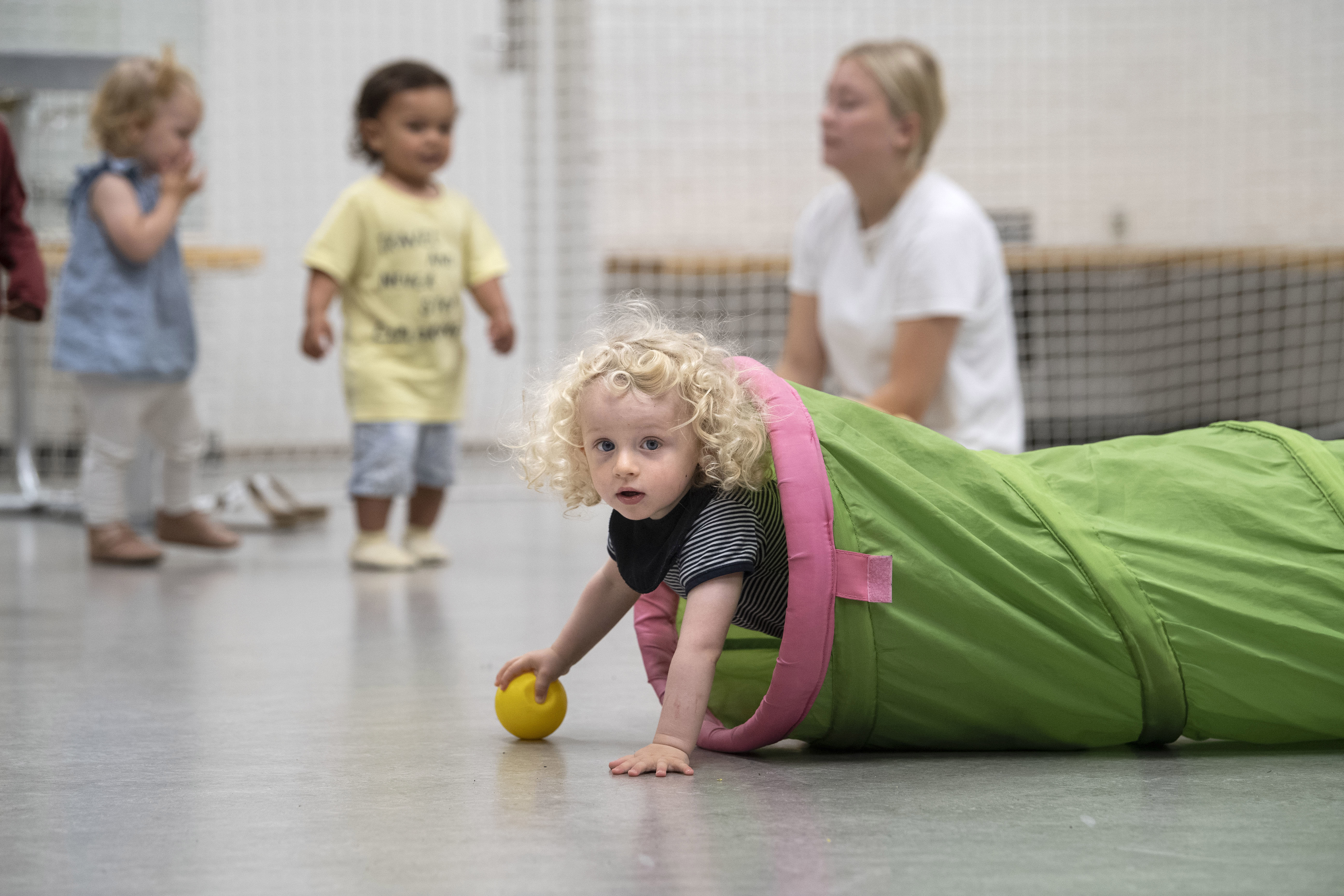 Vuggestuebarn der leger