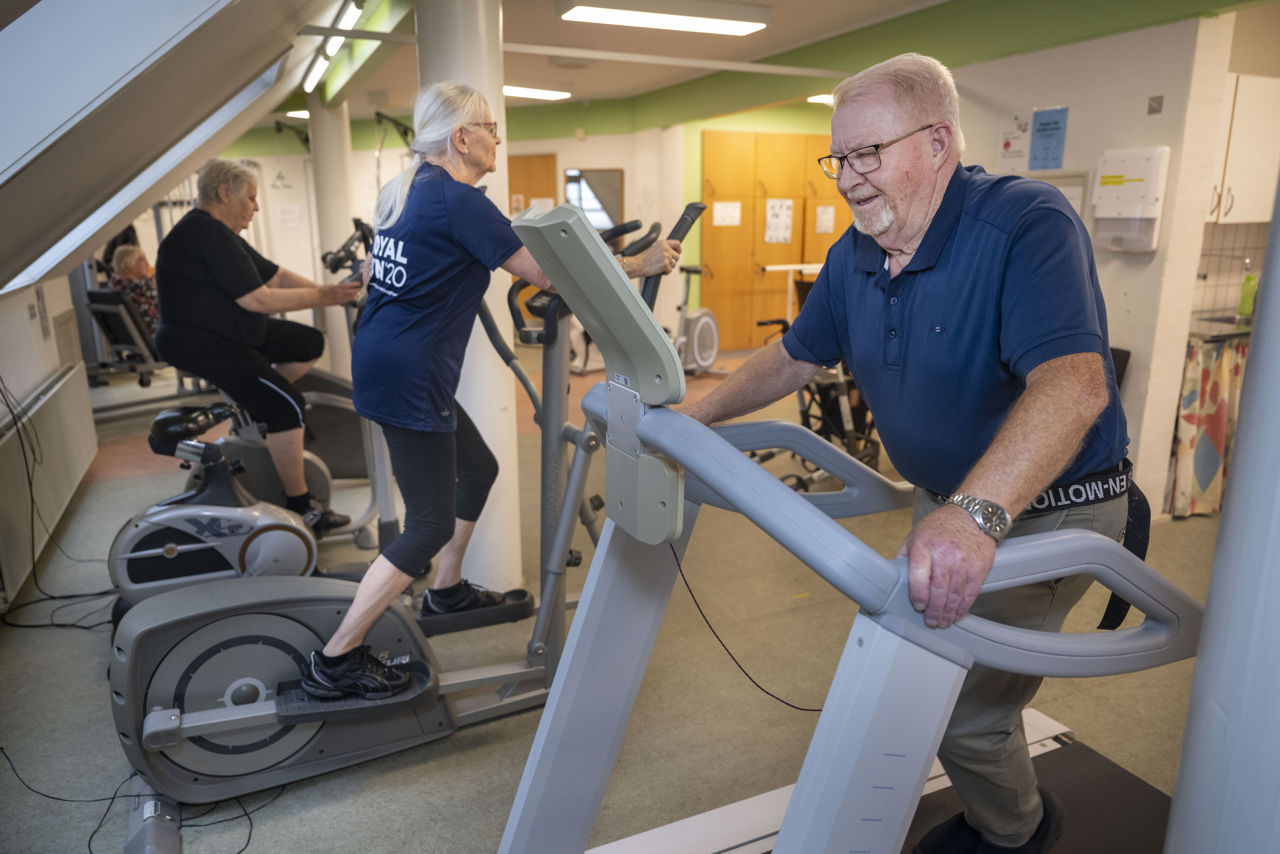 Tre personer i træningslokalet
