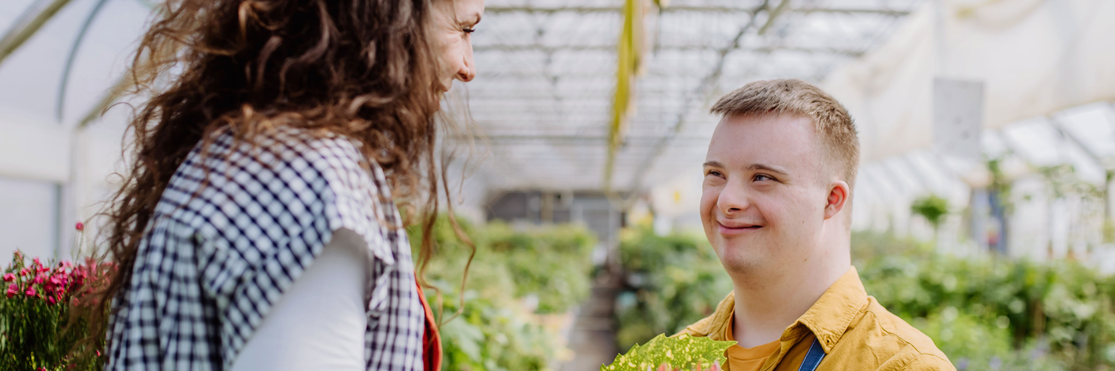 Kvinde og dreng står med planter