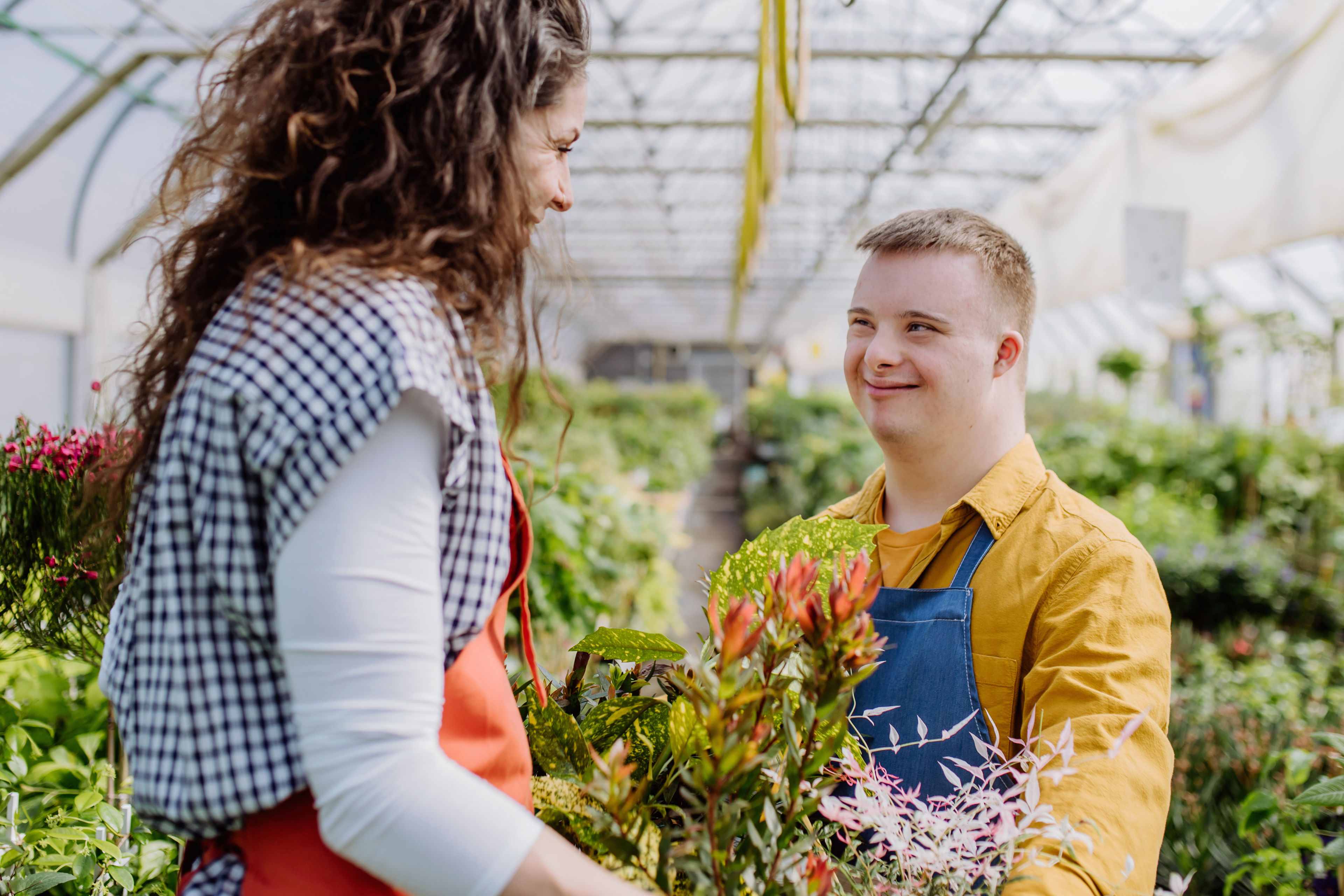 Kvinde og dreng står med planter