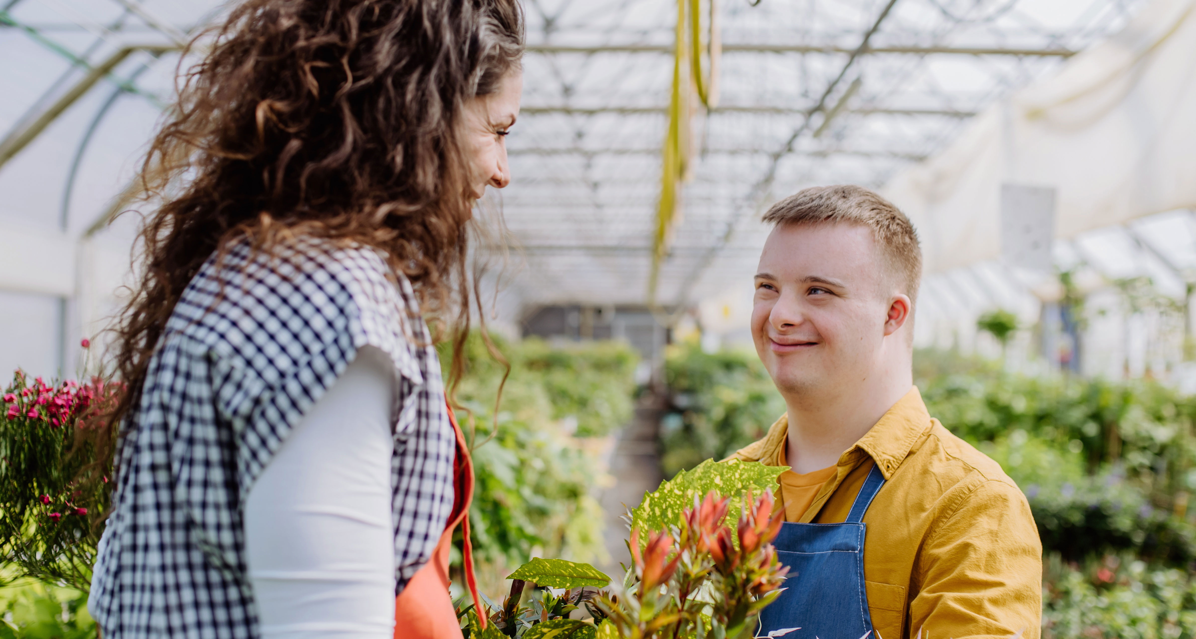 Kvinde og dreng står med planter
