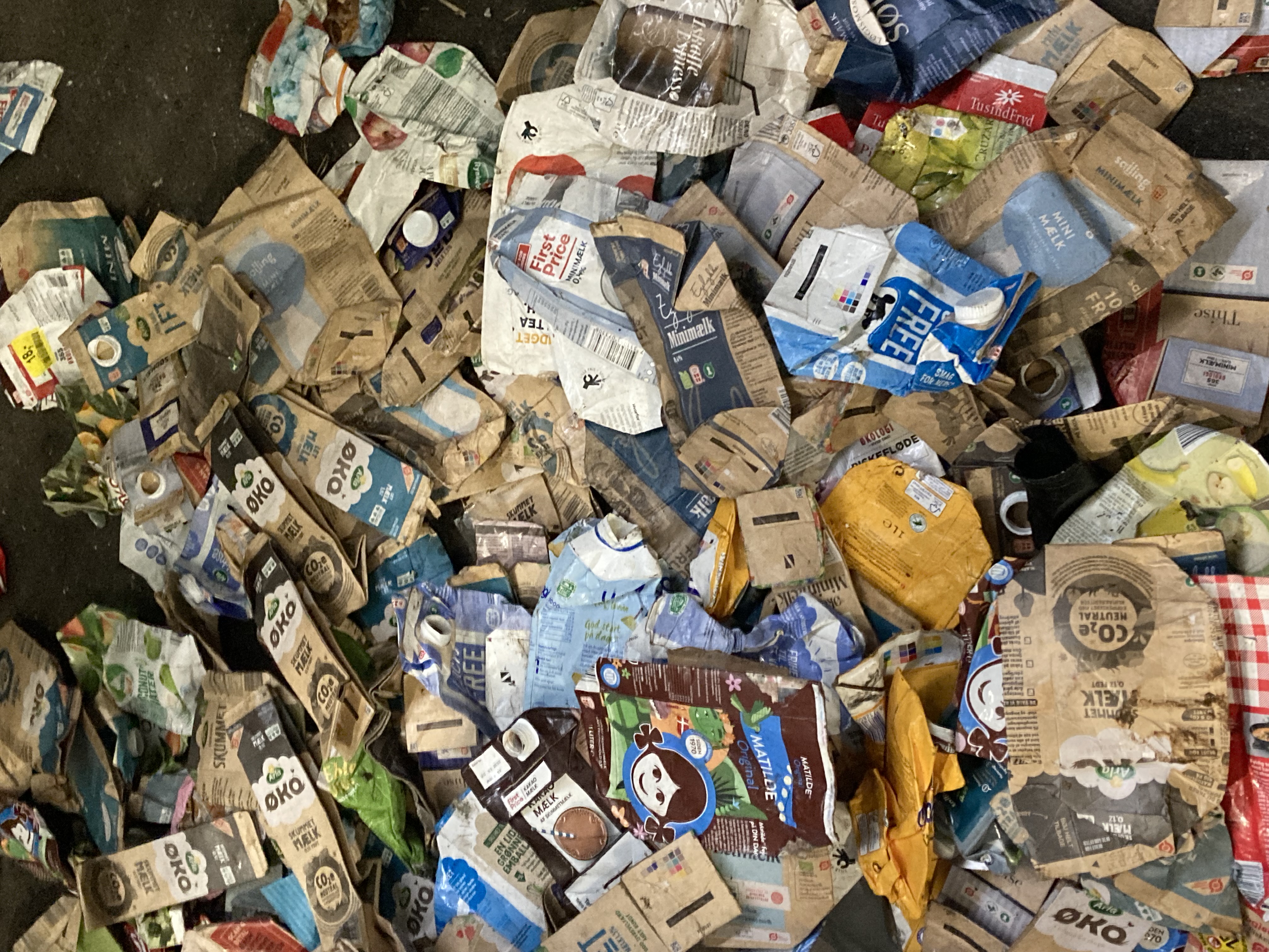 Affald med drikkekartoner