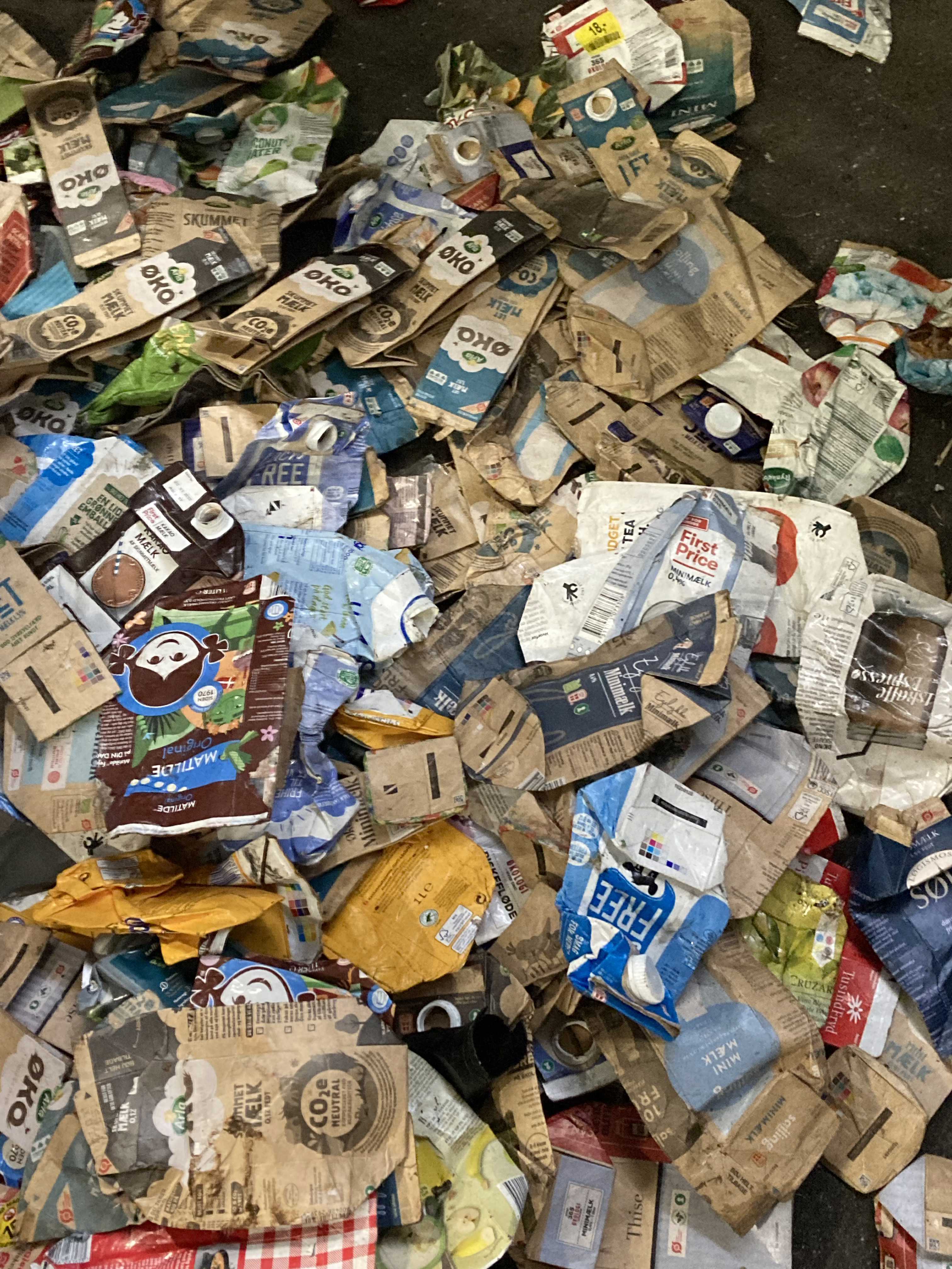 Affald med drikkekartoner