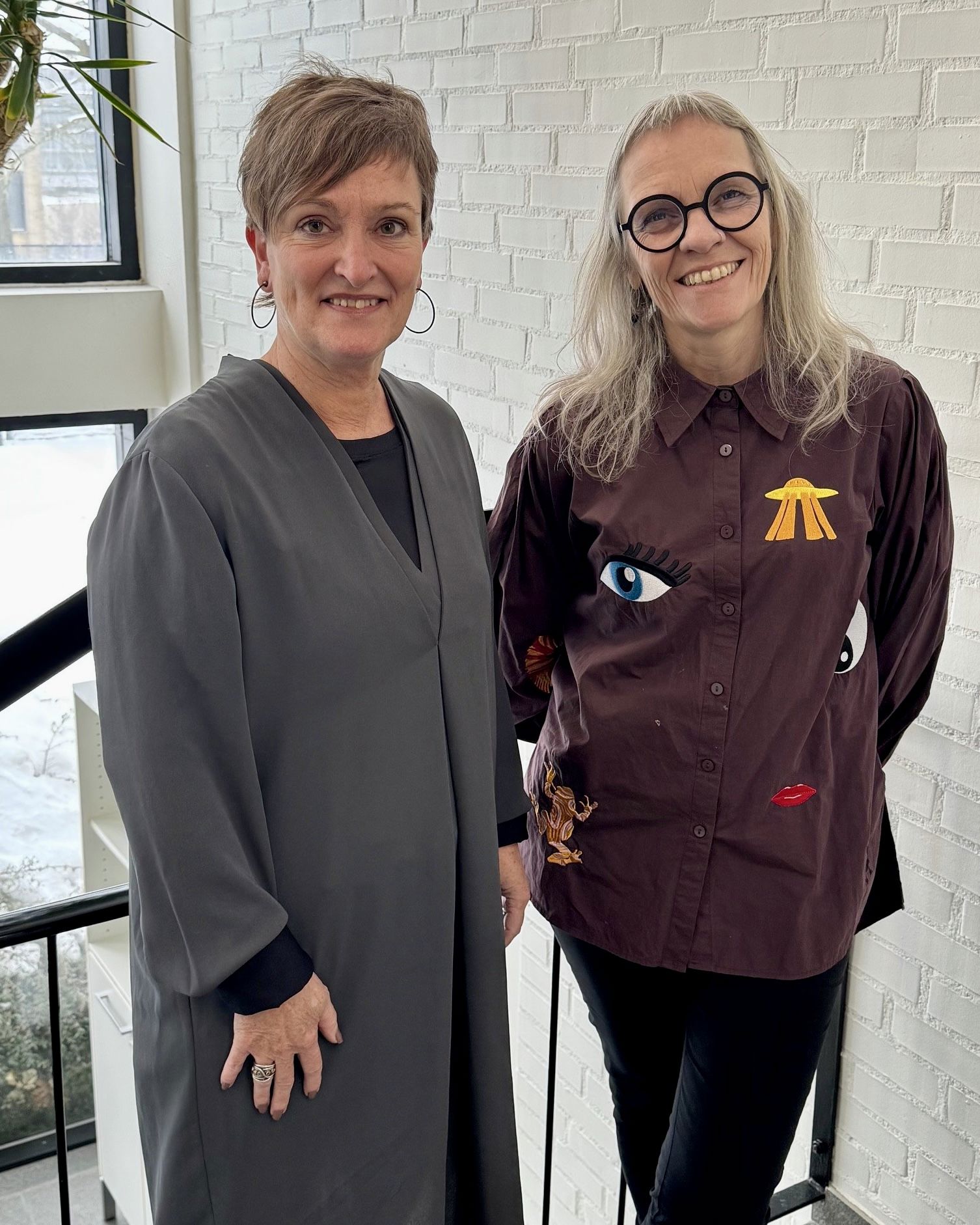 Tina Gram og Tinamaria foran en trappe