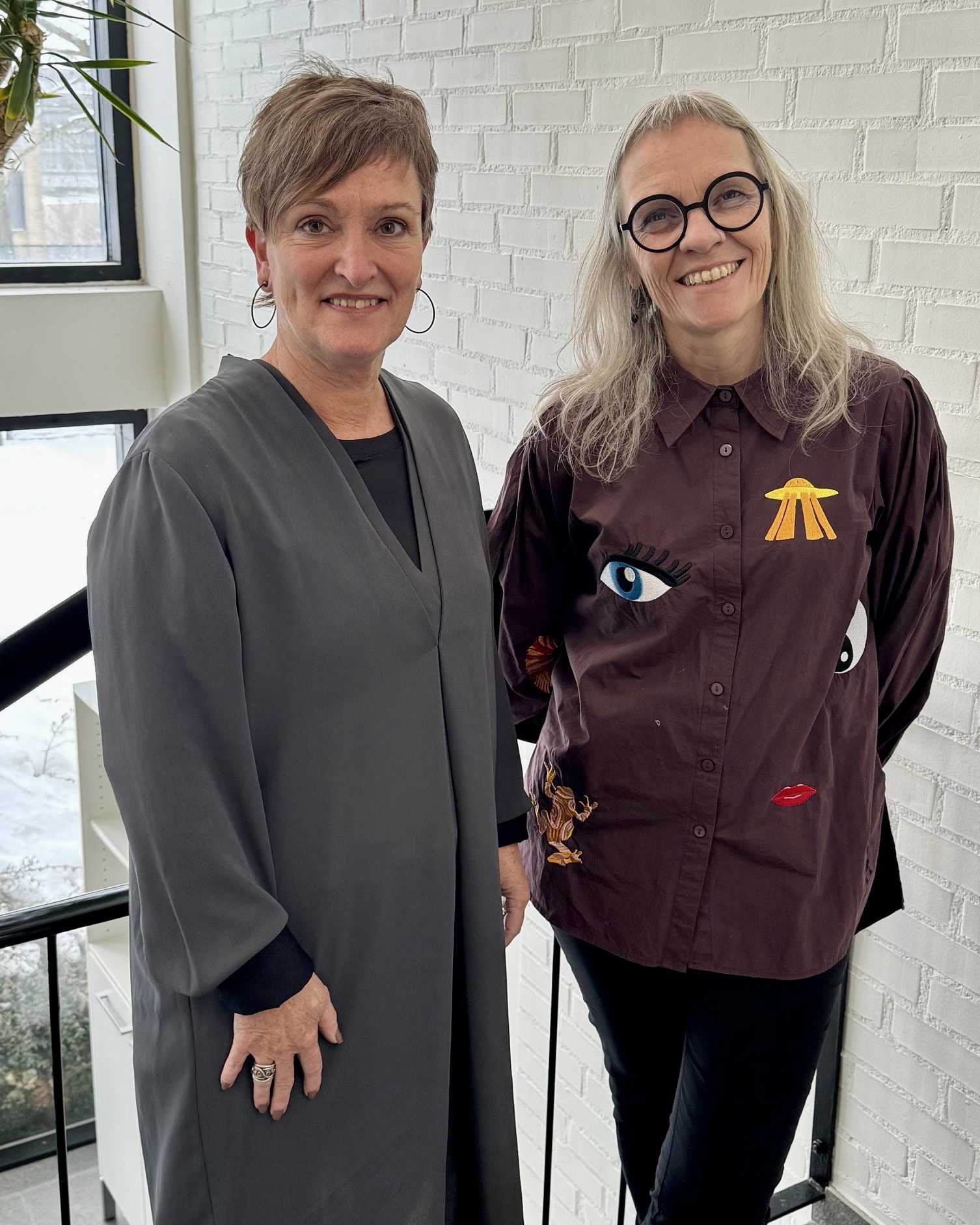 Tina Gram og Tinamaria foran en trappe