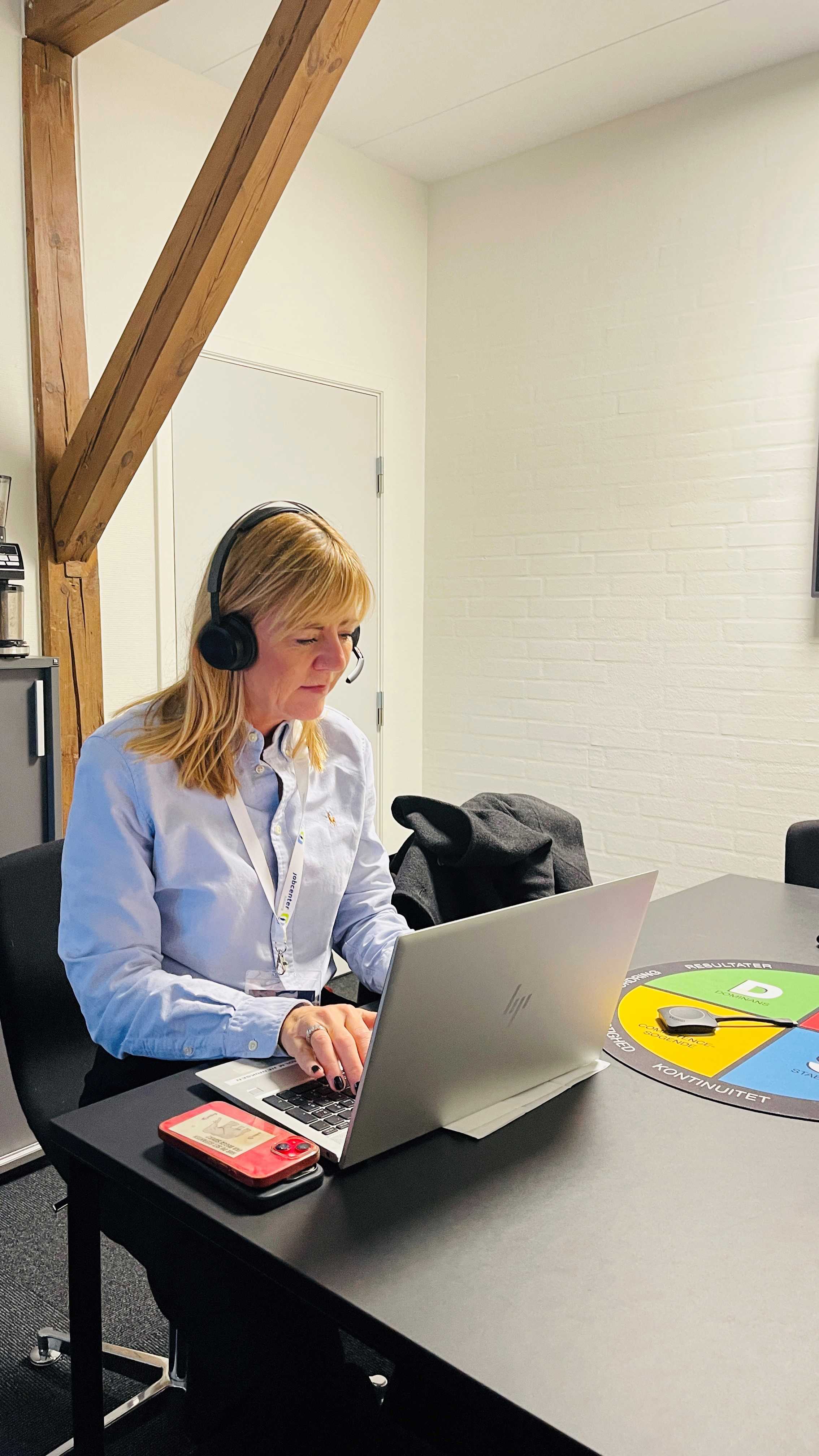 Socialrådgiver Helle taler i headset