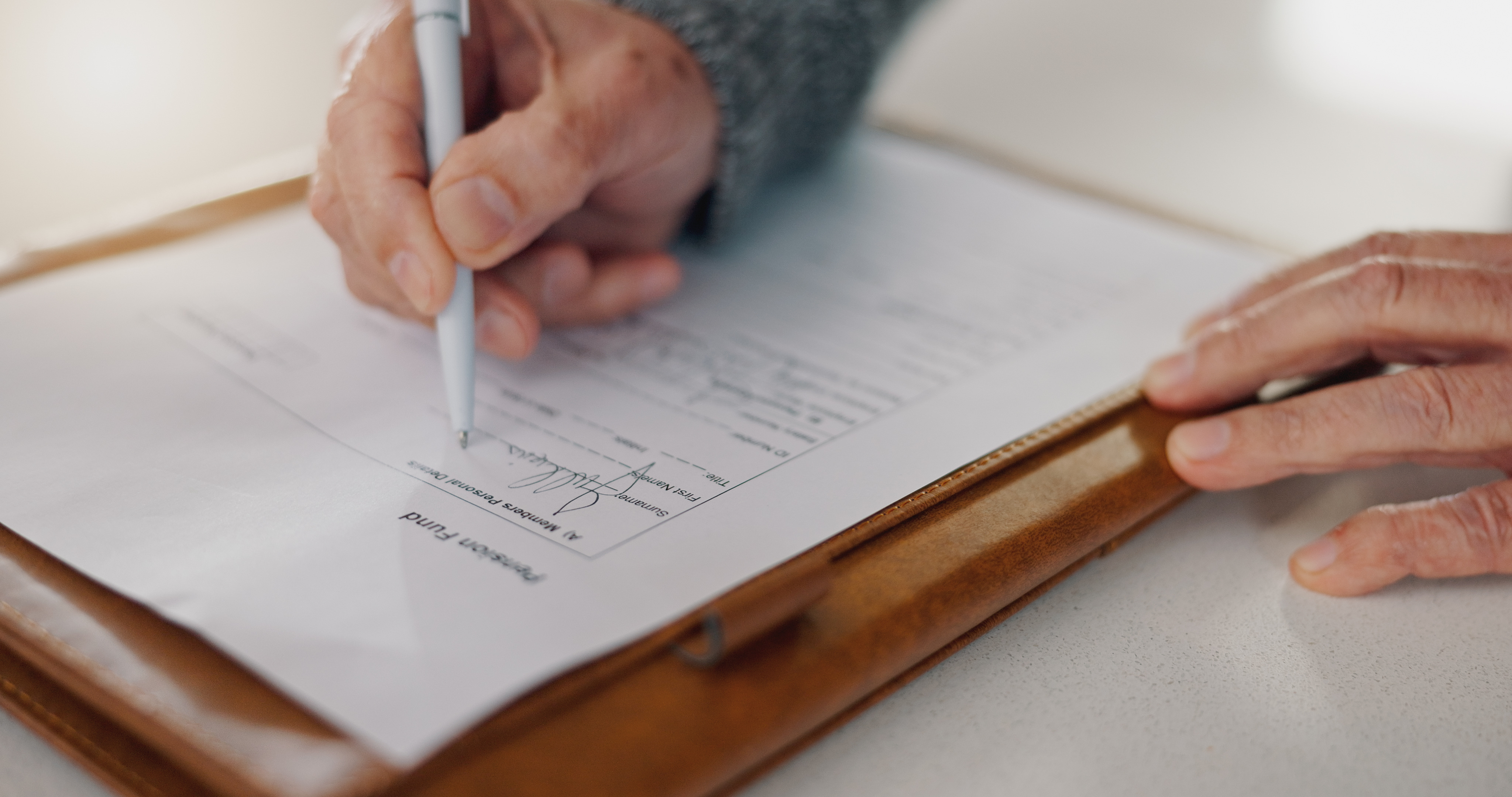 Hånd, der underskriver aftale