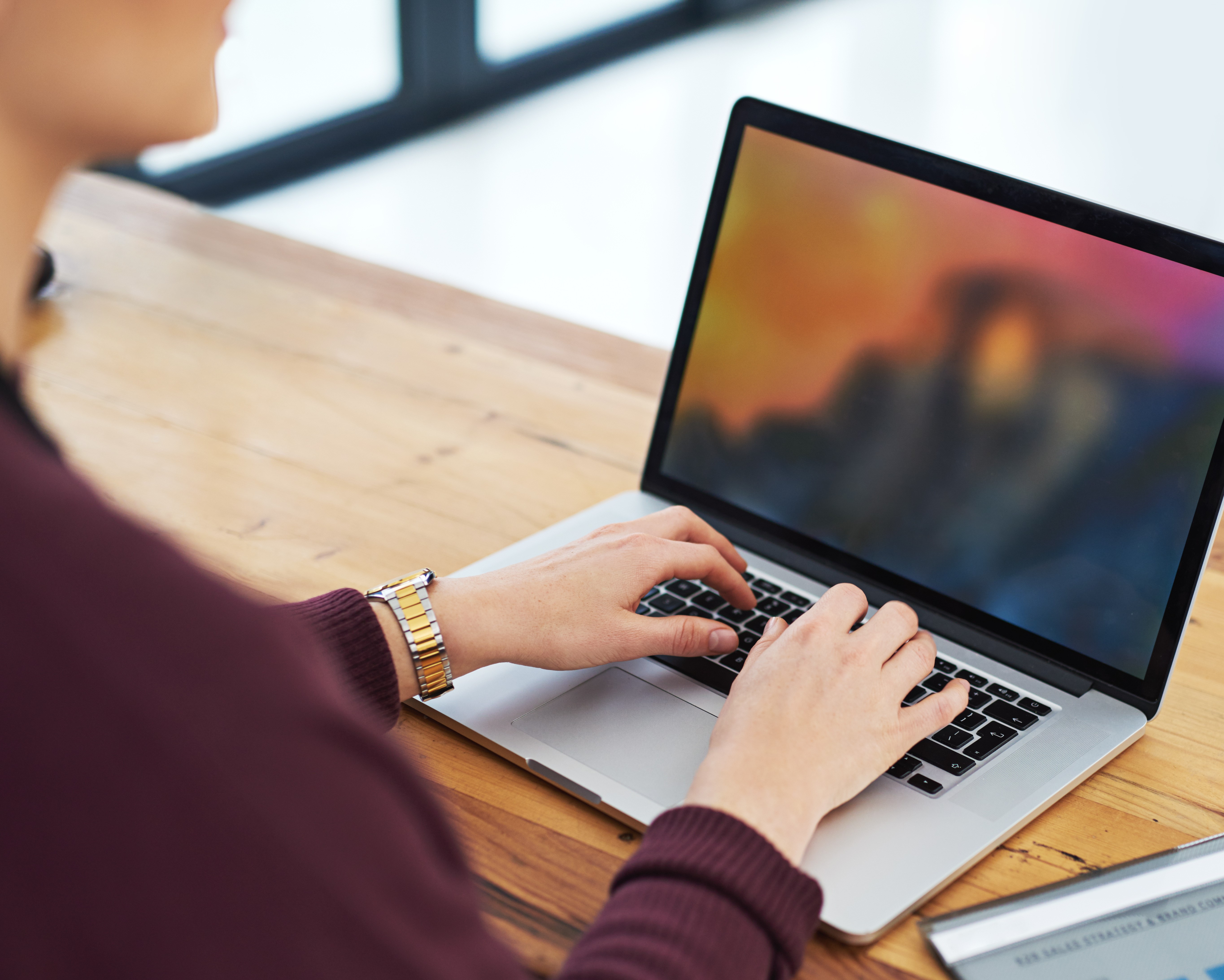 Kvinde der skriver på sin computer