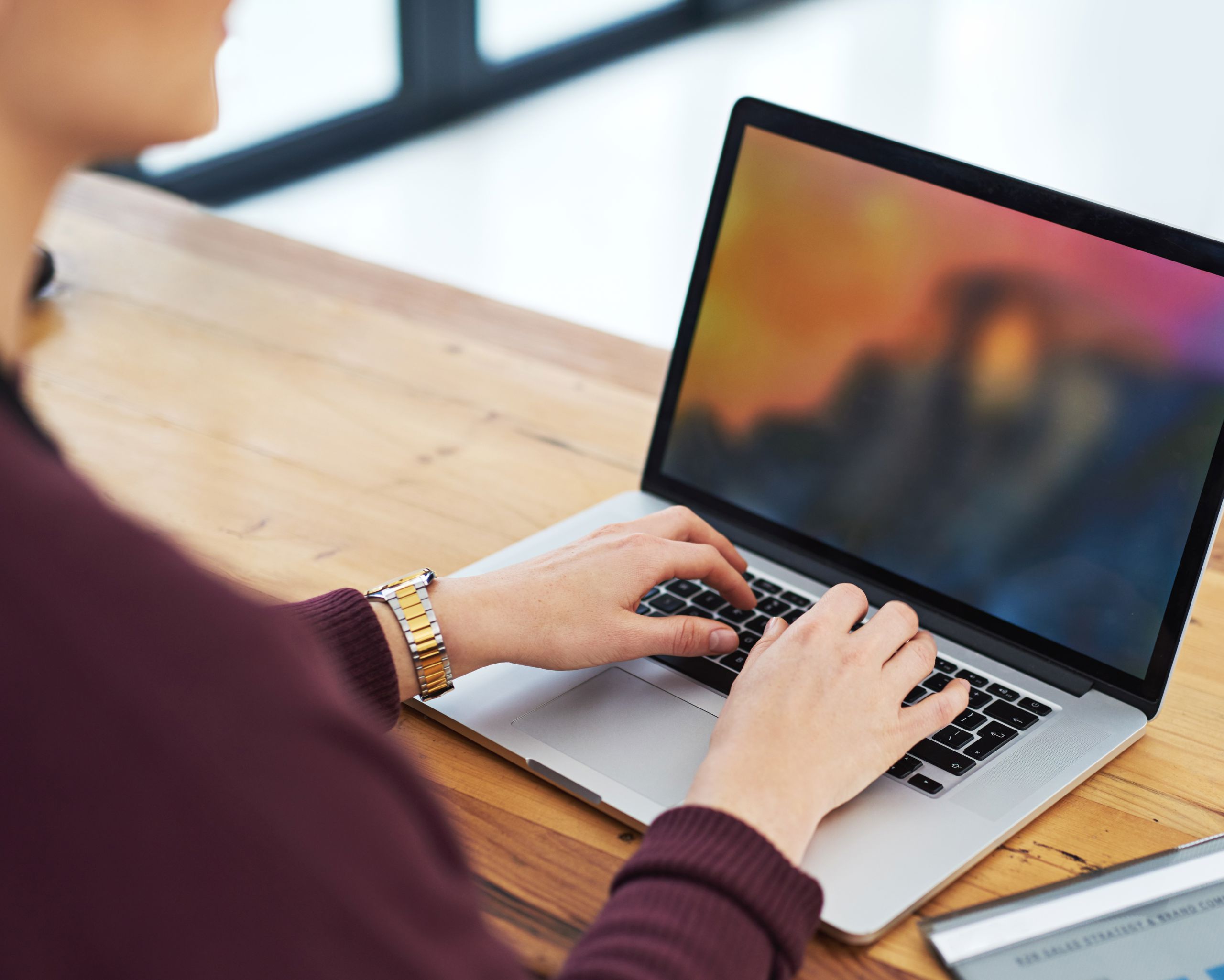Kvinde der skriver på sin computer