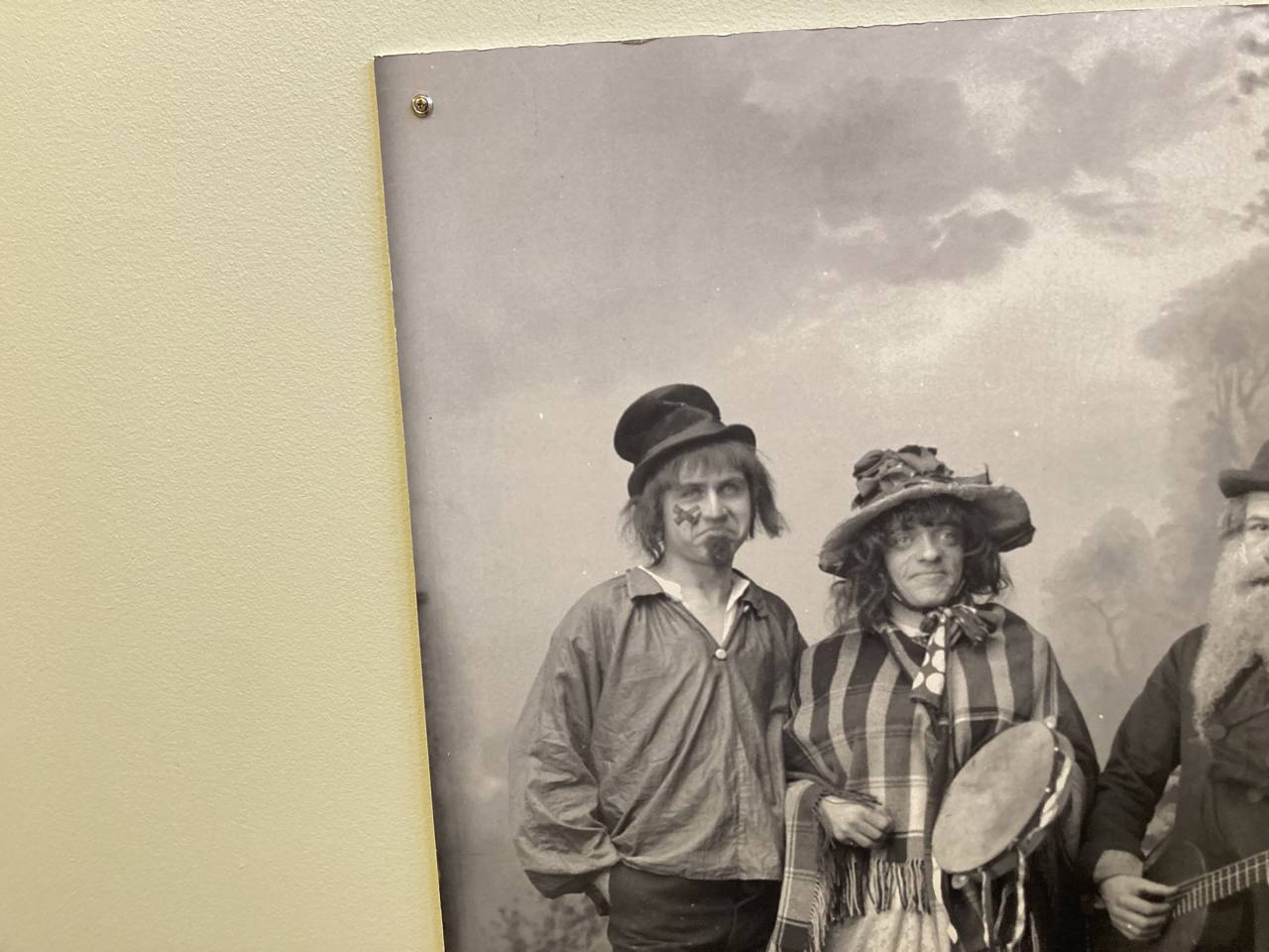 Gammel sort/hvid foto af 3 mænd i karnevalskostume fra 1891, Billedet er en del af Aalborg Stadsarkivs samling.