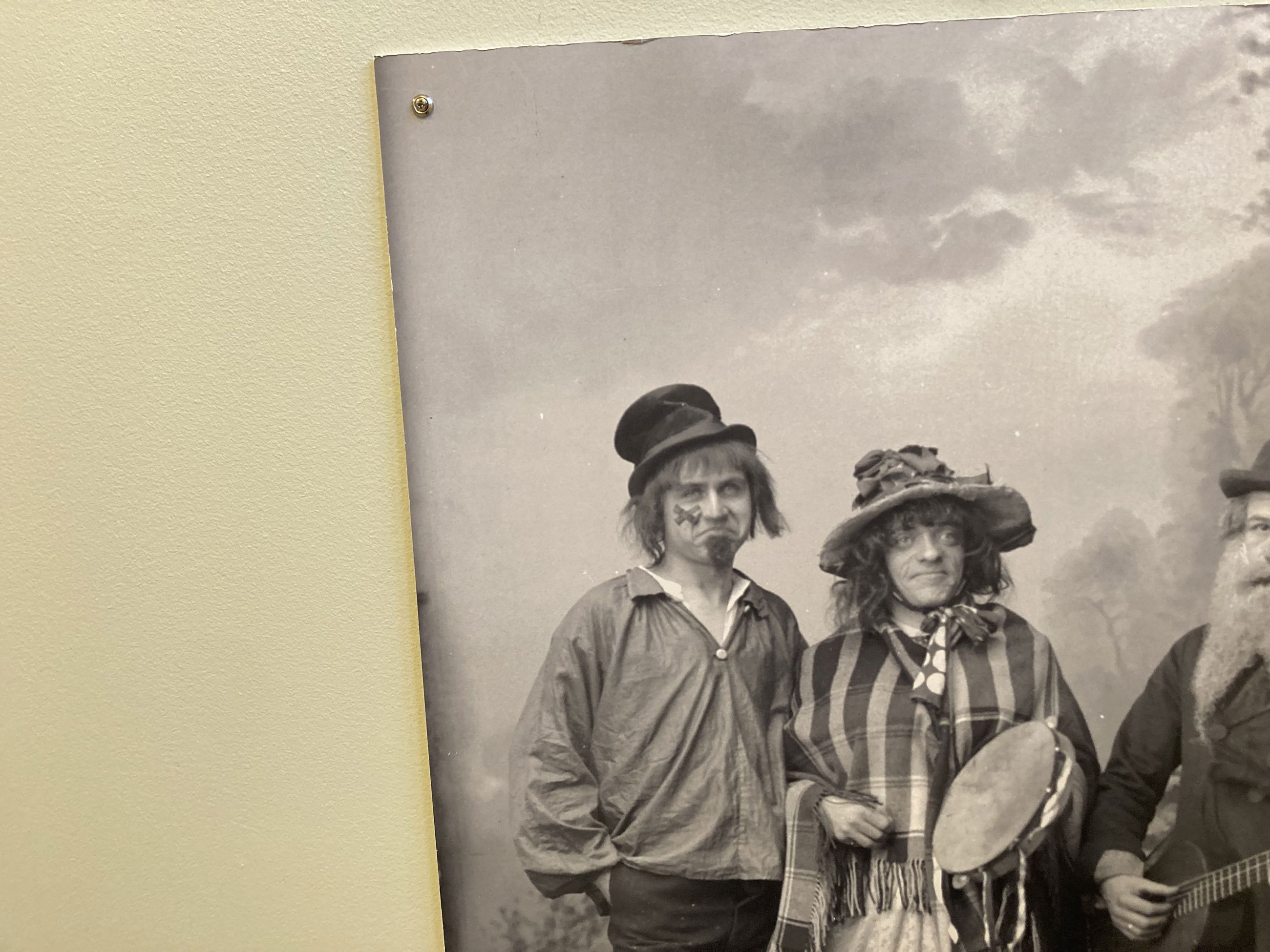 Gammel sort/hvid foto af 3 mænd i karnevalskostume fra 1891, Billedet er en del af Aalborg Stadsarkivs samling.