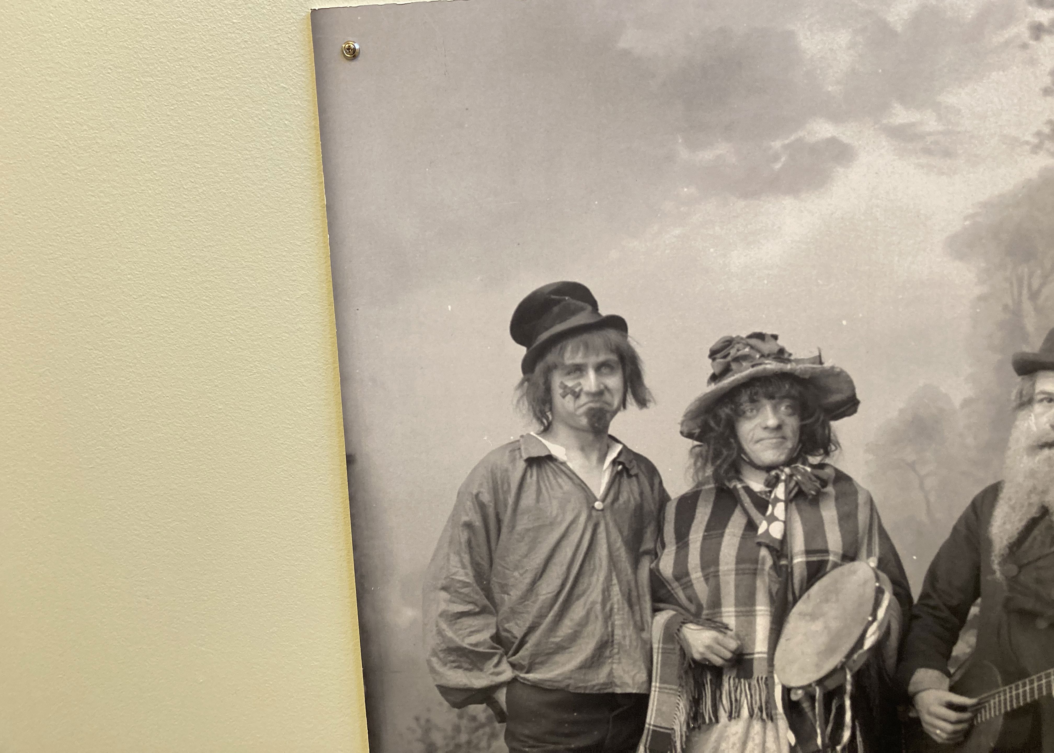 Gammel sort/hvid foto af 3 mænd i karnevalskostume fra 1891, Billedet er en del af Aalborg Stadsarkivs samling.