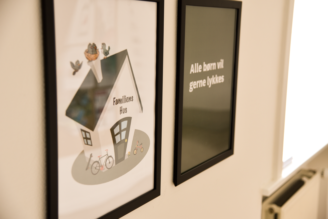 Billeder i rammer med Familiens Hus logo