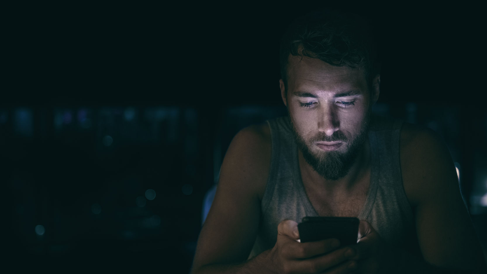 Ansigt oplyst af mobiltelefon