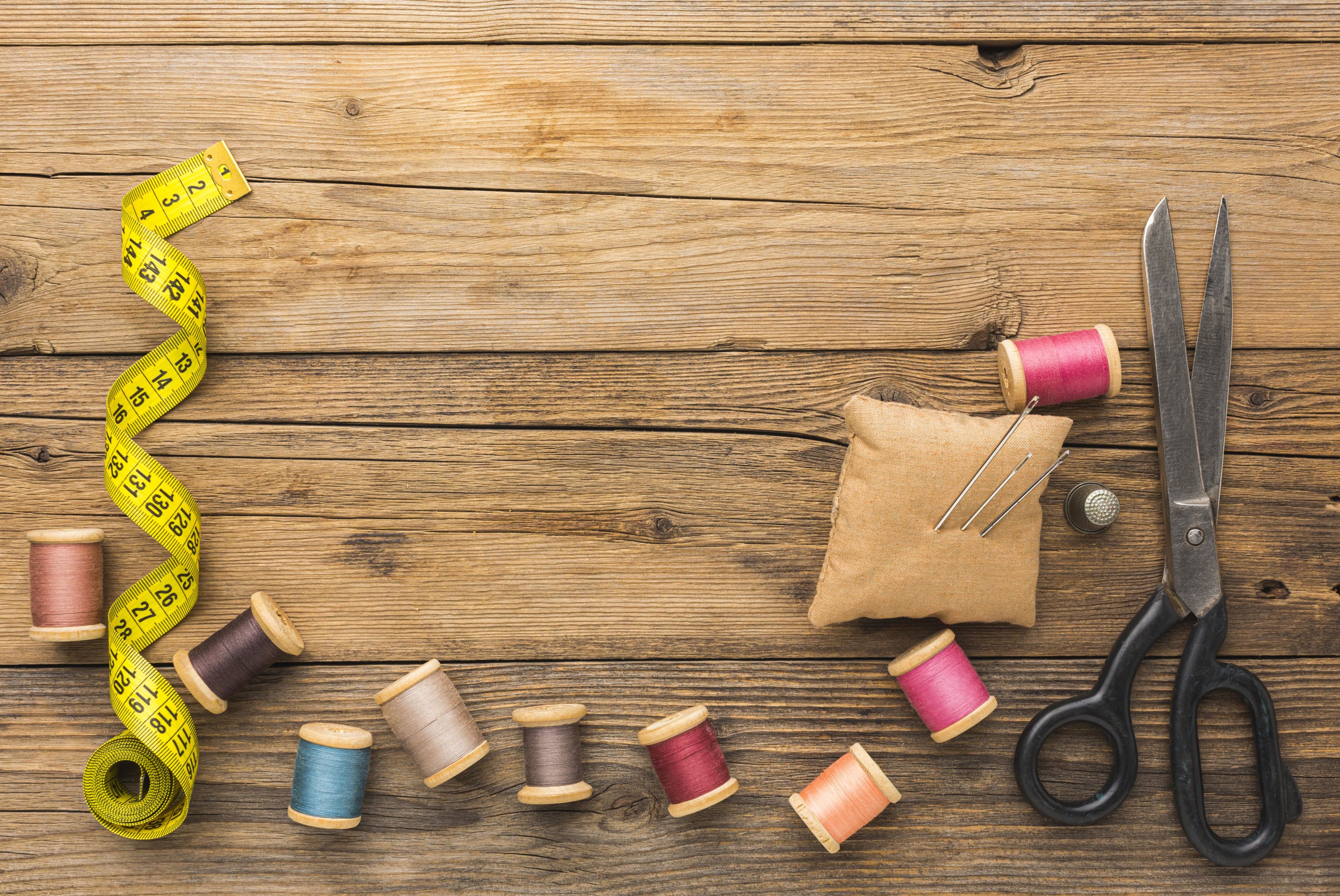 Sytråd, målebånd og saks