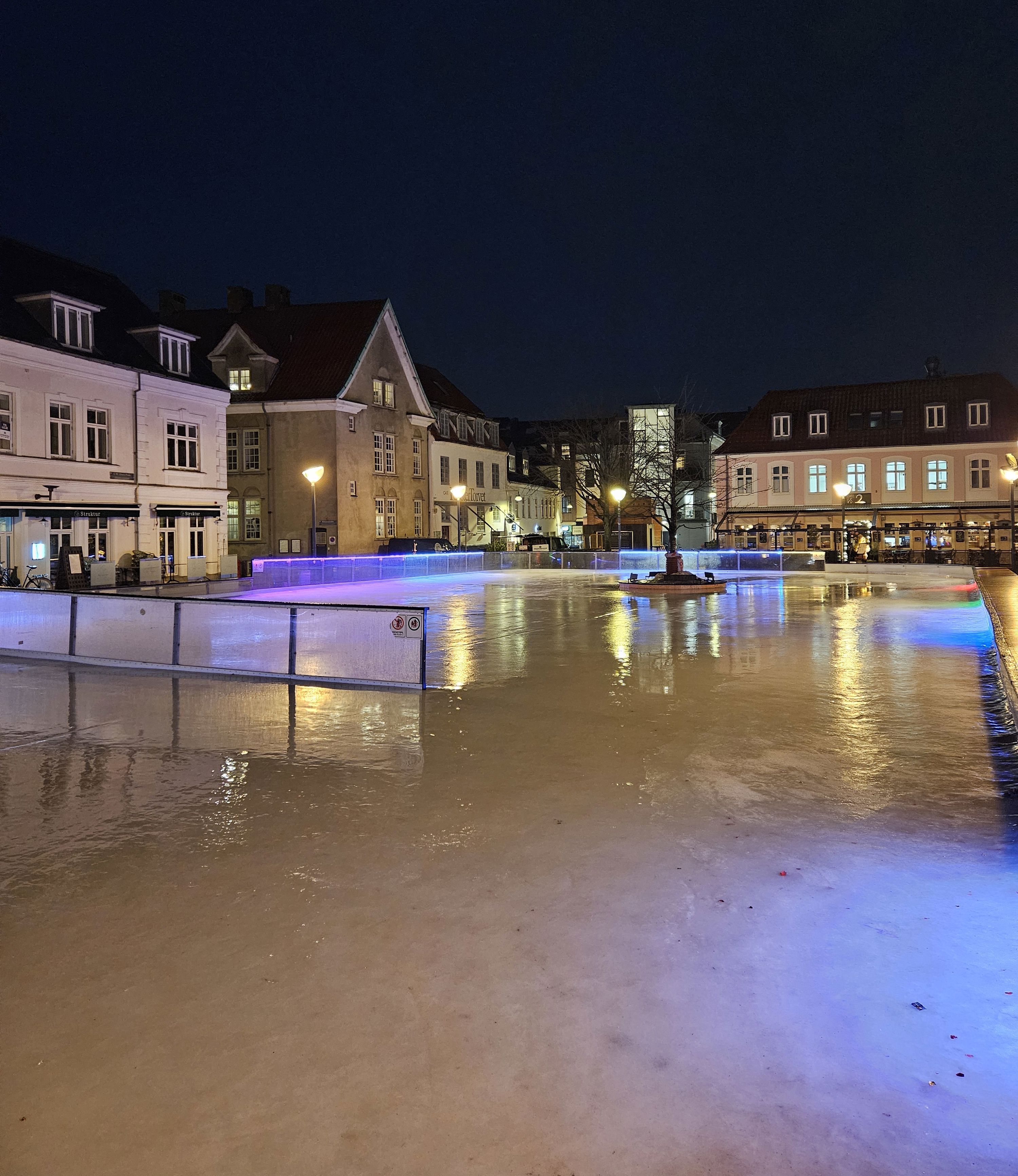 Skøjtebanen ved aftenstid