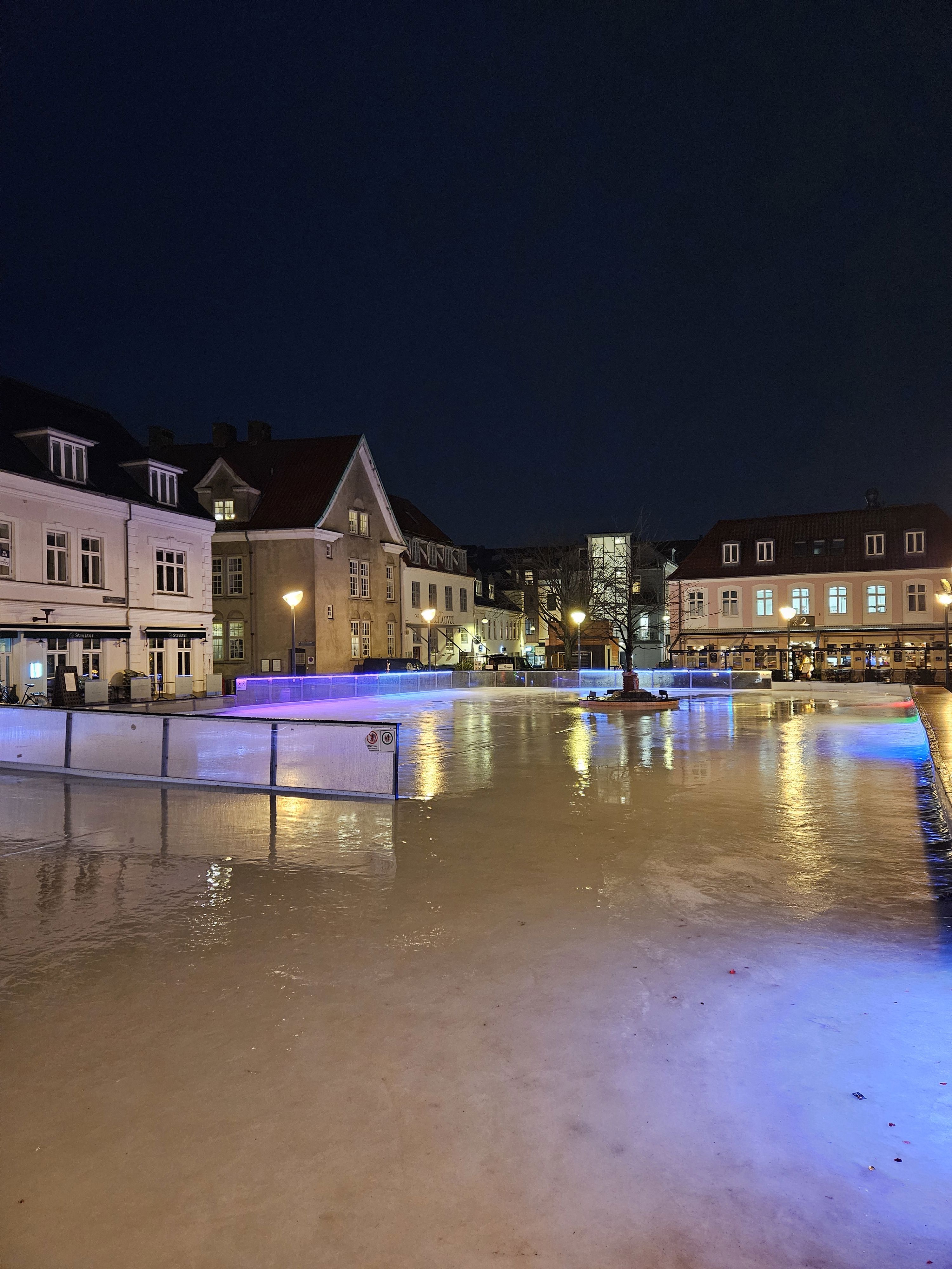Skøjtebanen ved aftenstid med lys på