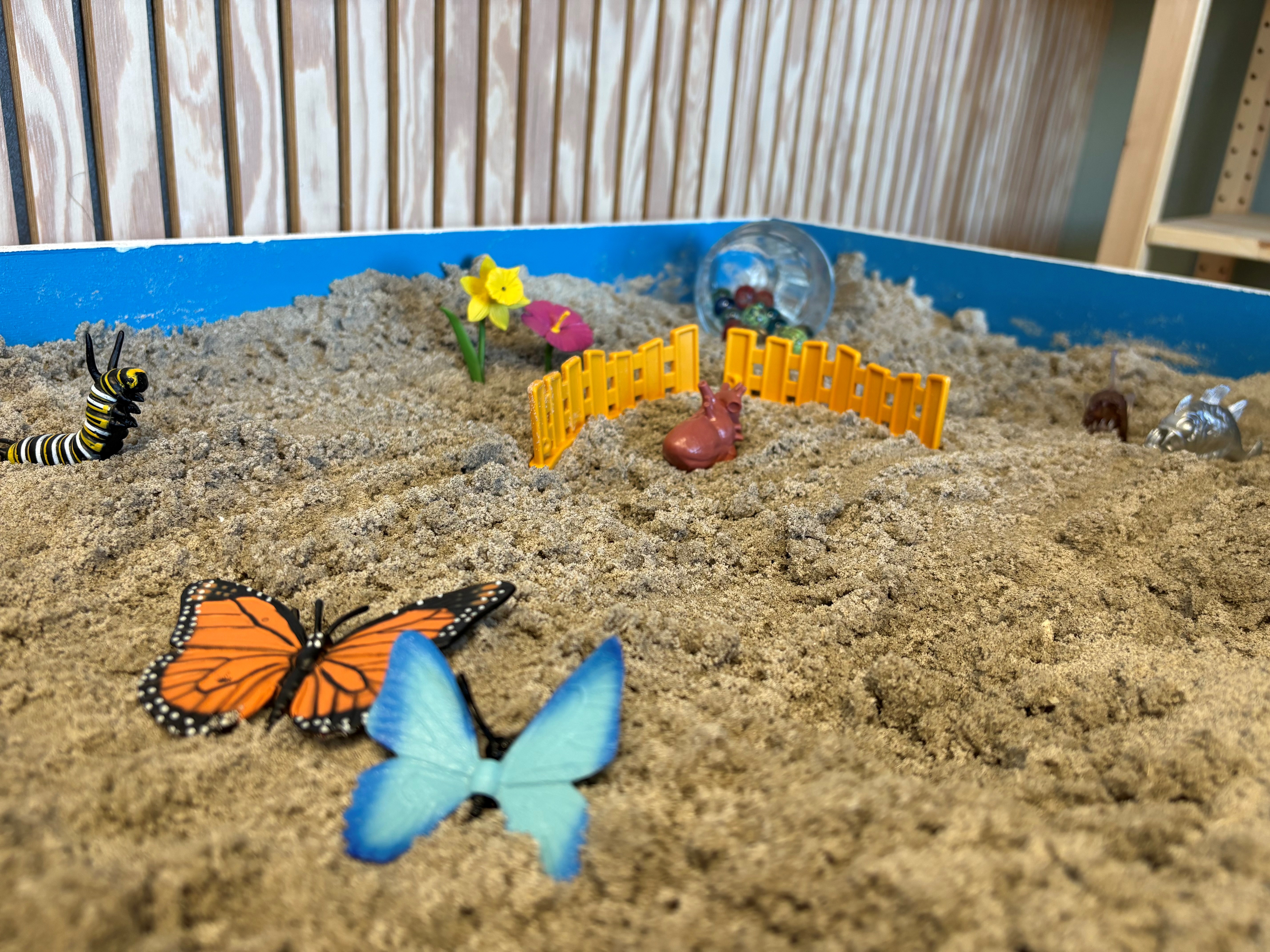 Sandplay - sommerfugle og legetøj i sand