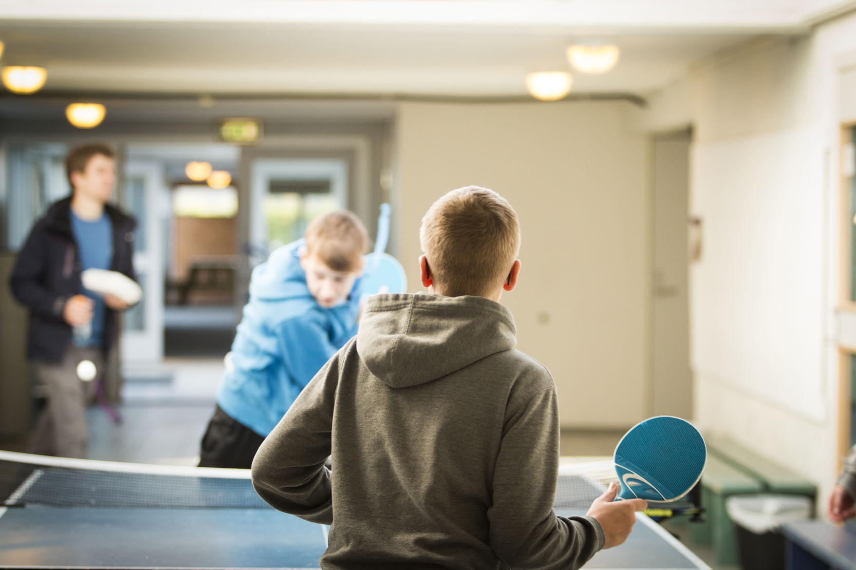 Unge drenge spiller bordtennis