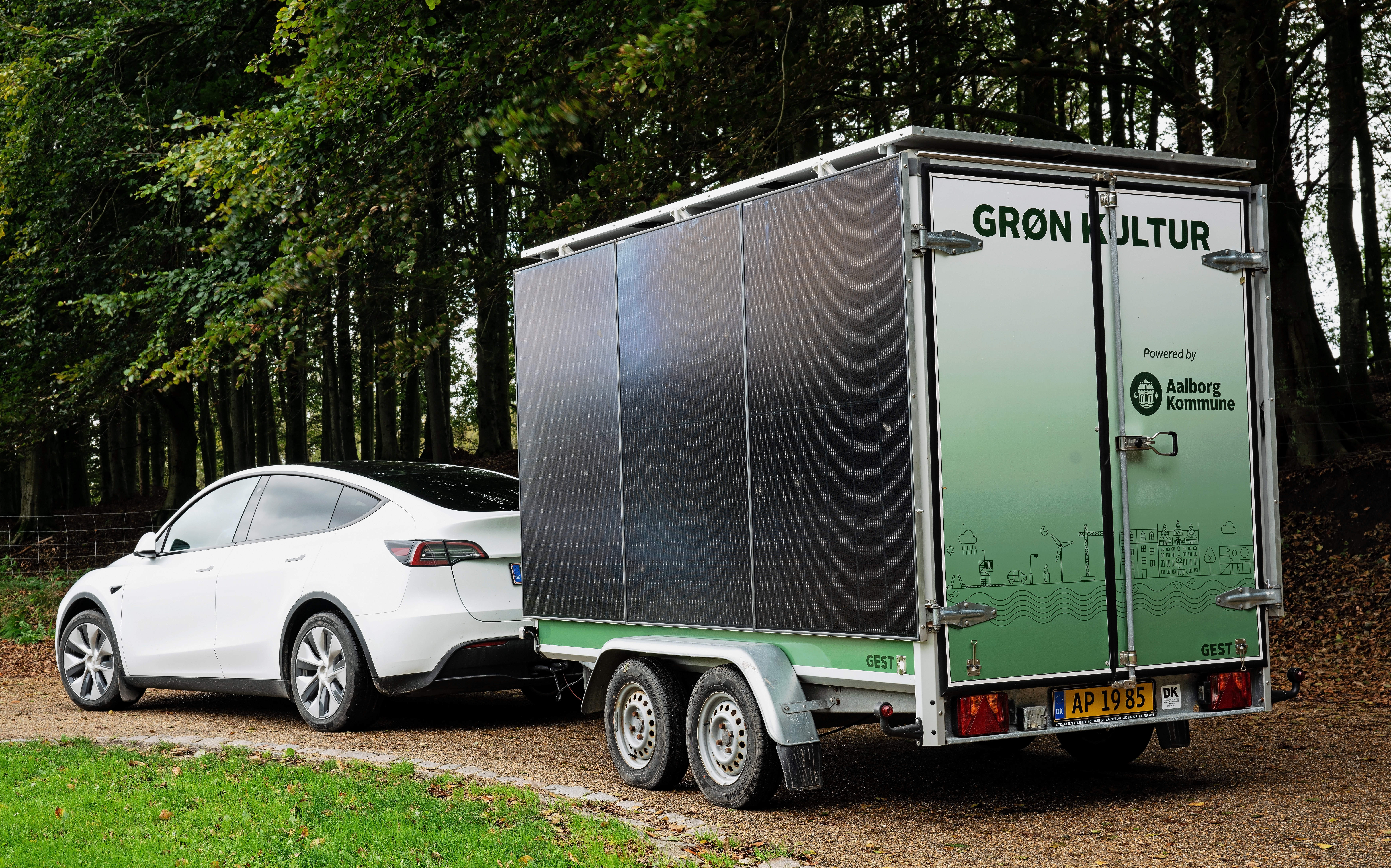 Grøn trailer med solpaneler til udendørs koncerter